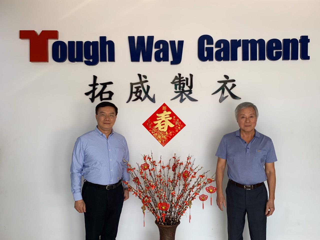 駐緬甸代表處李朝成代表偕經濟組蕭俊組長2月22日拜會緬甸臺商總會前總會長鄭建智，並參觀渠經營之拓威製衣工廠，瞭解臺商經營現況，並就緬甸臺商投資情形及所遭遇問題交換意見。

駐緬甸代表處李朝成代表(左)與鄭建智前總會長(右)合影