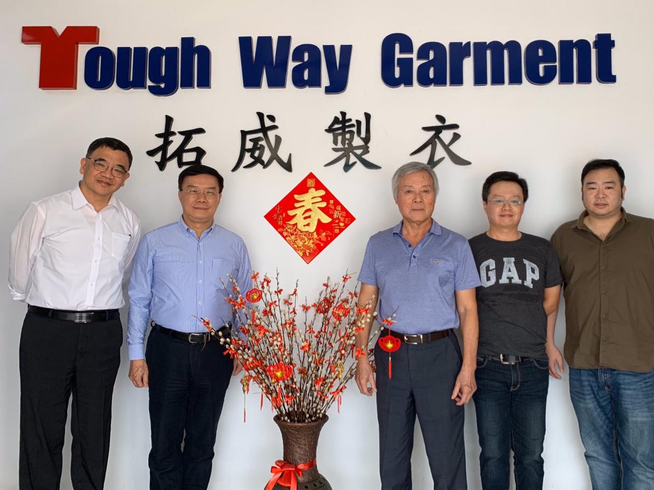 駐緬甸代表處李朝成代表偕經濟組蕭俊組長2月22日拜會緬甸臺商總會前總會長鄭建智，並參觀渠經營之拓威製衣工廠，瞭解臺商經營現況，並就緬甸臺商投資情形及所遭遇問題交換意見。

駐緬甸代表處李朝成代表與鄭前總會長、拓威製衣公司鄭潔隆總經理(右二)及經濟組蕭俊組長(左一)合影