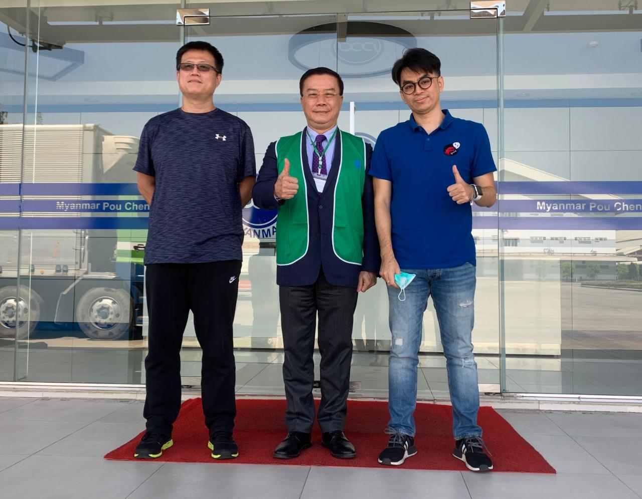 駐緬甸代表處李朝成代表偕同仁於3月13日上午拜會緬甸寶成公司歐進南經理及石仲遠財務長等，關心該公司在緬甸投資及營運情形，並就鞋業轉廠稅務優惠認定進展及處理勞資互動關係現況交換意見。

駐緬甸代表處李朝成代表(中)與緬甸寶成公司歐進南經理(右)及緬甸寶成公司石仲遠財務長(右)合影