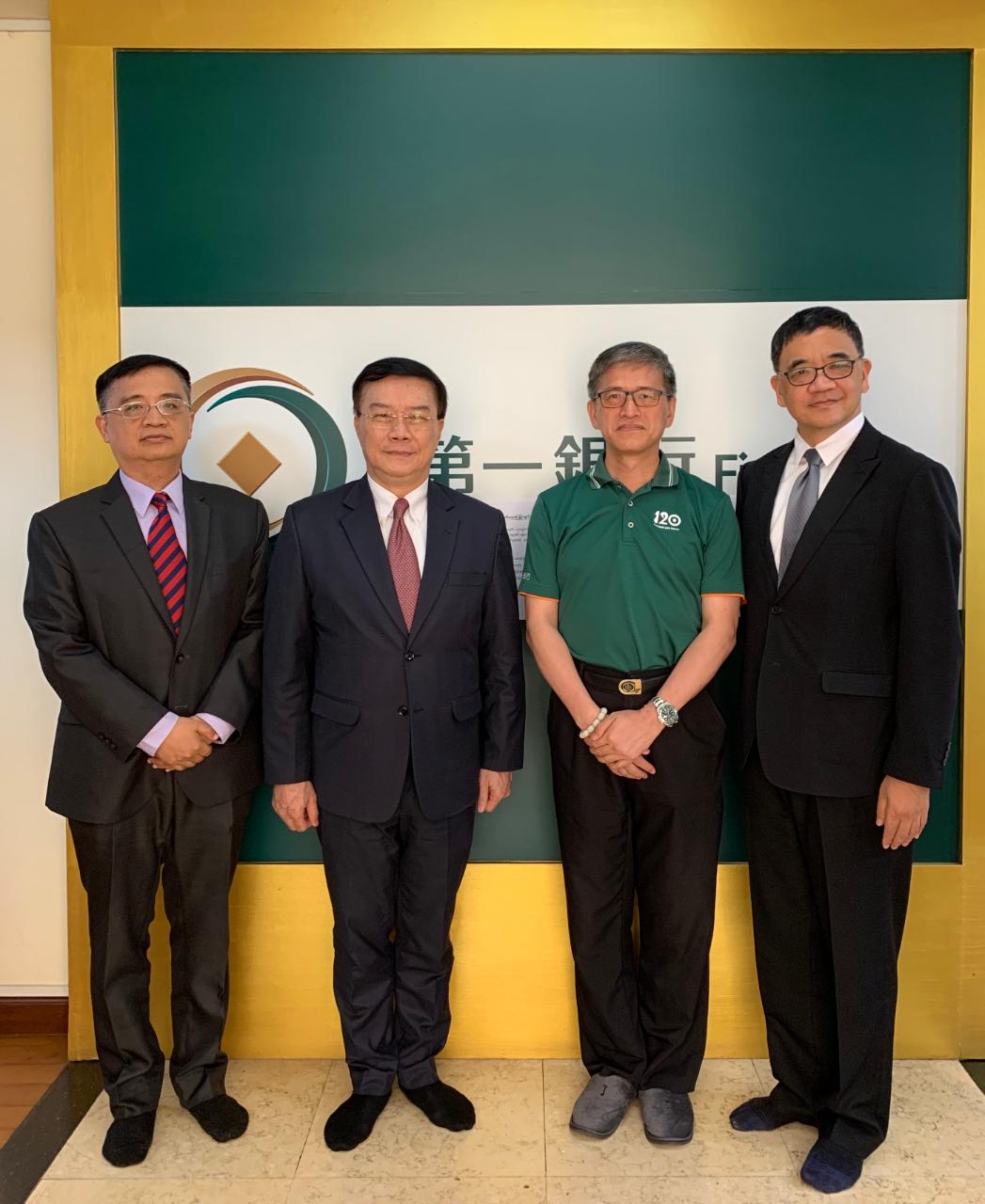 駐緬甸代表處李朝成代表偕同仁於3月3日下午拜會第一銀行仰光代表辦事處陳榮澤首席代表，關心該行遞件申請在緬設立分行執照情形，並就緬甸經濟發展及金融情勢交換意見。

駐緬甸代表處李朝成代表(左)與第一銀行仰光代表辦事處陳榮澤首席代表(右)、經濟組蕭俊組長(右二)，以及李光興簡任秘書(左二)合影