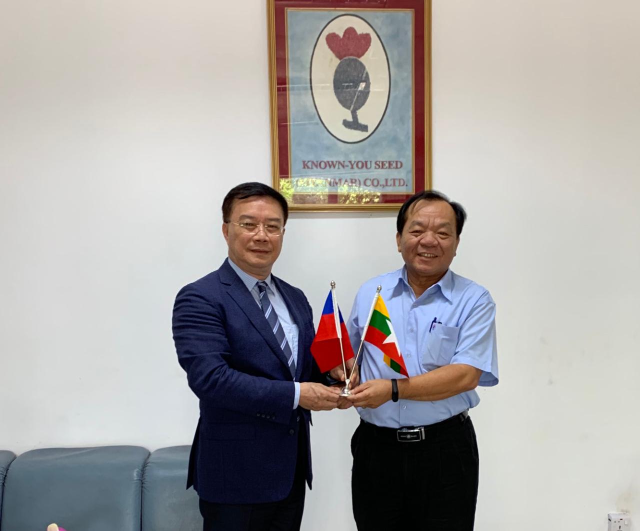 駐緬甸代表處李朝成代表偕同仁於3月16日上午拜會農友種苗(緬甸)股份有限公司郭坤石總經理及黃重凱副理等，瞭解該公司在緬甸投資及營運情形，感謝農友多年投身農業推廣及慈善救助工作，雙方並就緬甸蔬果產銷市場現況交換意見。


駐緬甸代表處李朝成代表(左)與農友種苗(緬甸)股份有限公司郭坤石總經理(右)合影