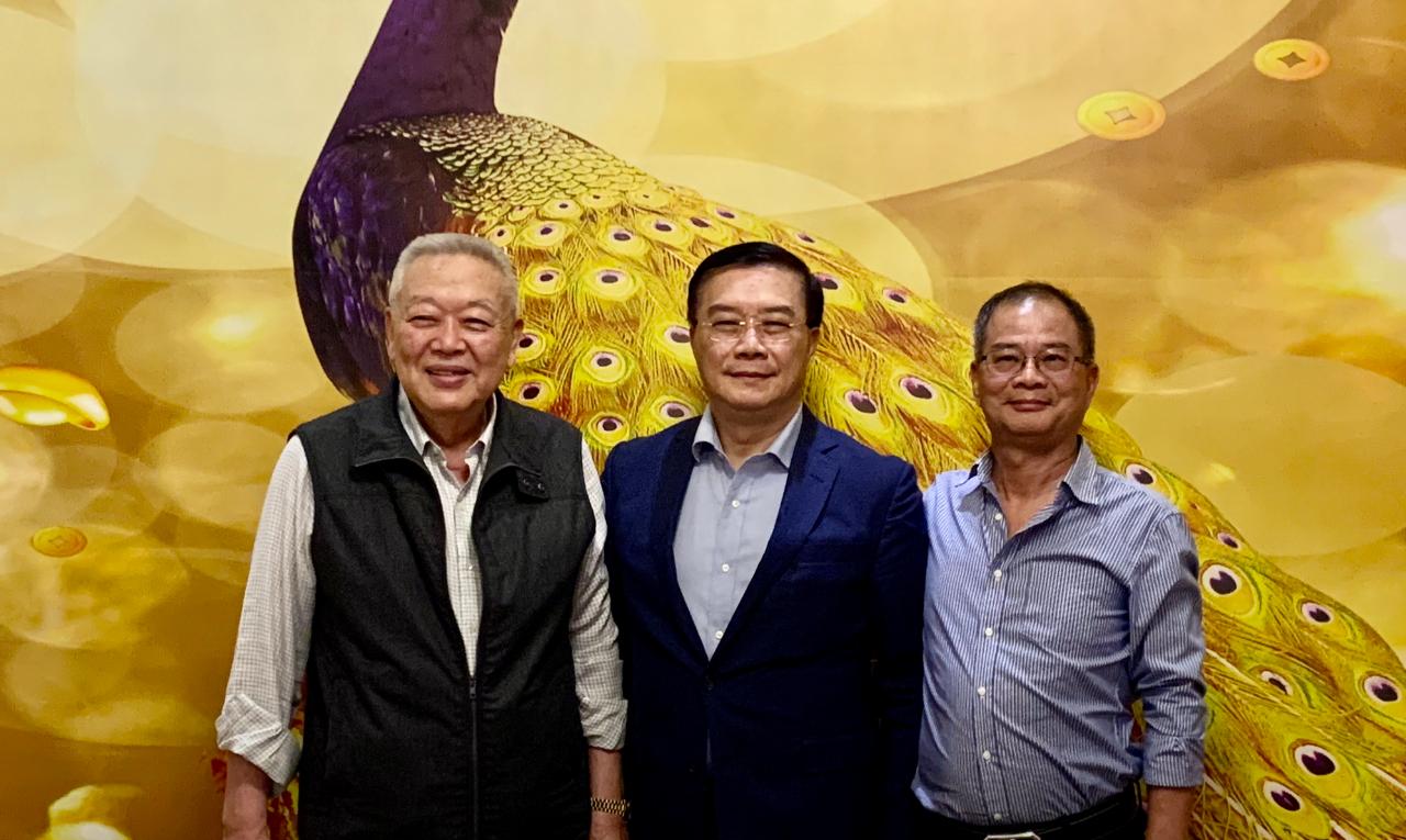 駐緬甸代表處李朝成代表3月2日會晤緬甸台灣商貿會林億來會長及恆豐股份有限公司王震乾董事長等人，就緬甸整體投資環境、經濟政策、工業區用地等資訊交換意見。

駐緬甸代表處李朝成（中）、緬甸台灣商貿會林億來會長（右）及恆豐股份有限公司王震乾董事長（左）合影
