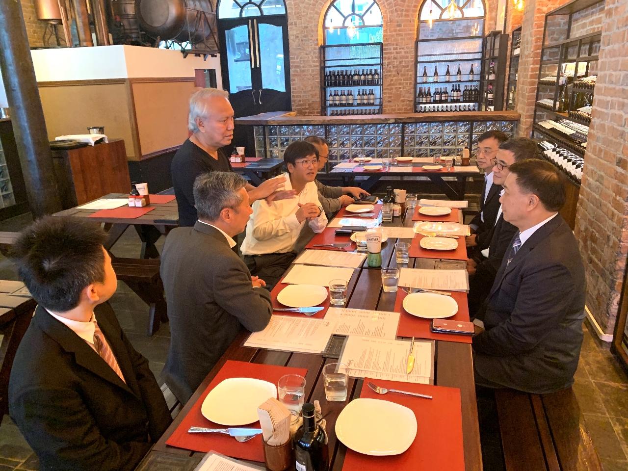 仰光扶輪社（Rotary Club of Greater Yangon）創社社長丁鐵翔、社長齊海濤、駐緬代表李朝成、副參事張水庸、經濟組組長蕭俊、秘書李光興、僑務組組長張文華　會談