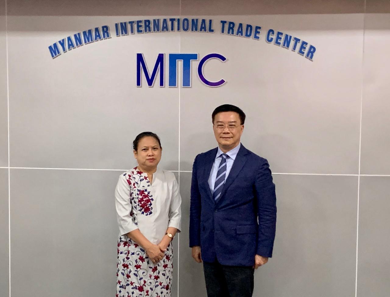 駐緬甸代表處李朝成代表偕同仁於3月14日上午拜會緬甸國際貿易中心(MITC)，恭賀該中心正式啟用，由該中心副主任Dr. Thet Lwin Oo等歡迎接待，李朝成代表並參觀該中心內緬甸產品攤位，逐一瞭解各攤位產品特色並與業者親切互動。李代表向緬方表示，歡迎緬方向臺灣拓銷緬甸產品，希望進一步加強雙方經貿交流。

李朝成代表(右)與緬甸貿易推廣機構(MyanTrade)副局長Ms Naw Mutakapaw (左)合影