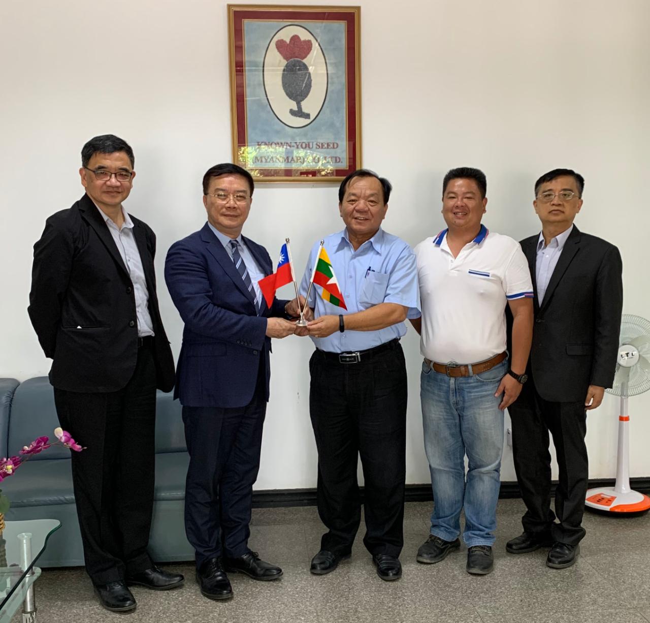 駐緬甸代表處李朝成代表偕同仁於3月16日上午拜會農友種苗(緬甸)股份有限公司郭坤石總經理及黃重凱副理等，瞭解該公司在緬甸投資及營運情形，感謝農友多年投身農業推廣及慈善救助工作，雙方並就緬甸蔬果產銷市場現況交換意見。


駐緬甸代表處李朝成代表(左二)、與農友種苗(緬甸)股份有限公司郭坤石總經理(中)、經濟組蕭俊組長(左一)、農友種苗(緬甸)股份有限公司黃重凱副理(右二)、以及經濟組李光興秘書(右一)合影