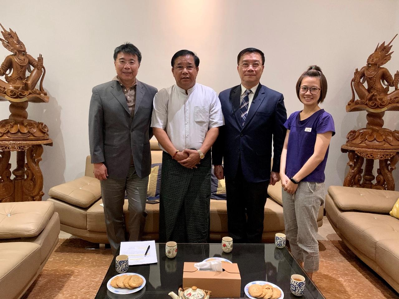 臘戍社福基金會、駐緬甸代表李朝成、副參事張水庸、TDOC秘書ThiHan合影