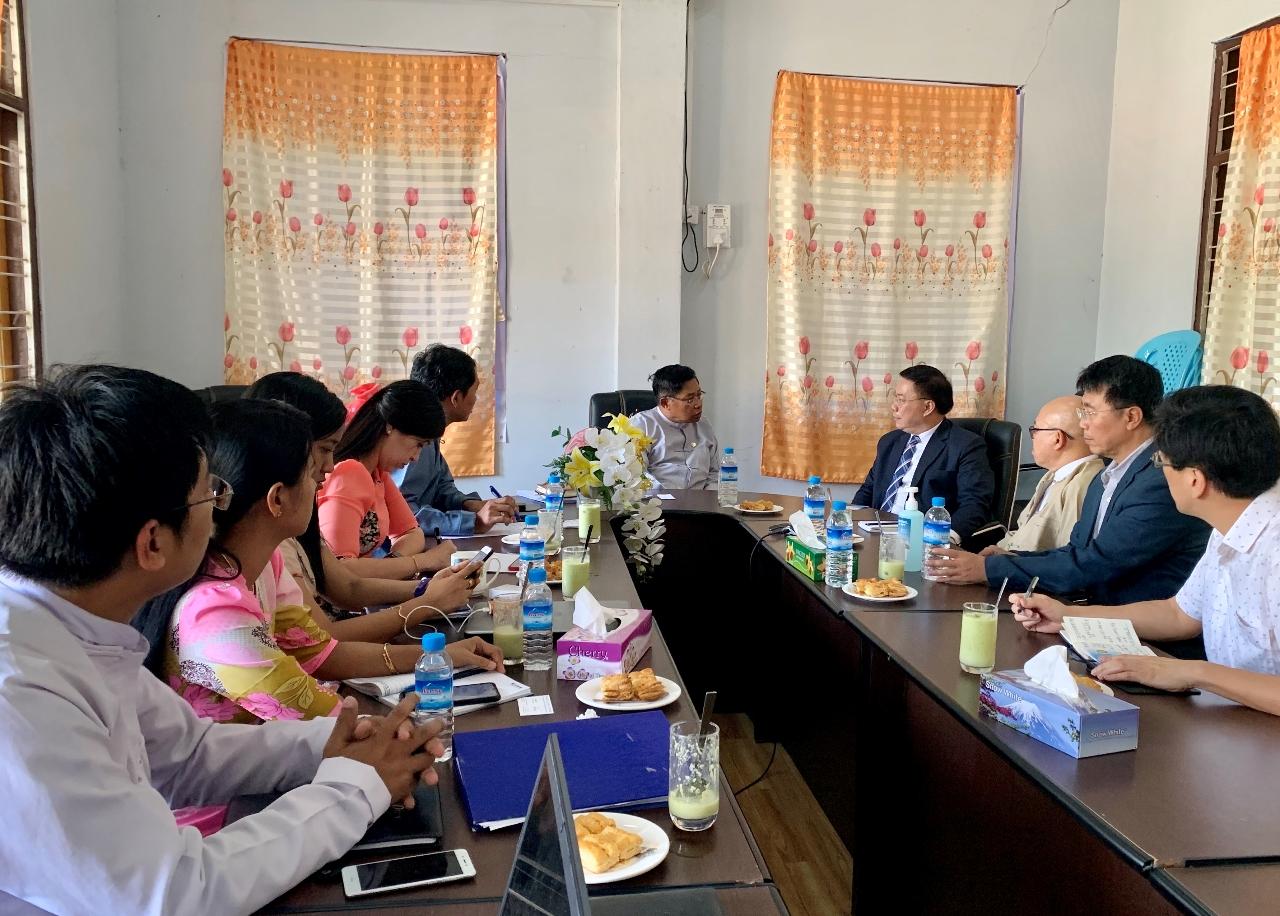 駐緬甸代表處與仰光衛生部門工作會議(圖)駐緬甸代表李朝成、副參事張水庸、秘書林世政、緬甸駐台代表妙鄧