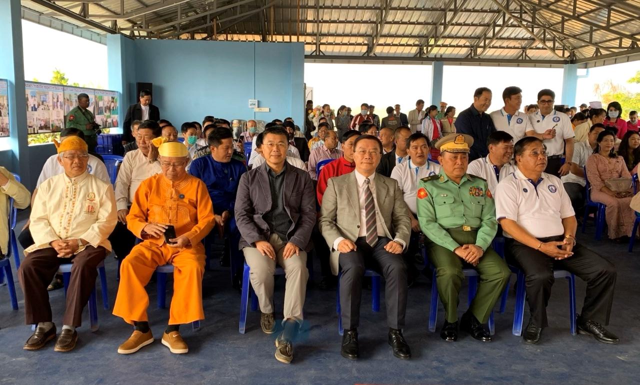 臘戌社區活動中心落成典禮儀式（圖）臘戌福利會創辦人翁丹杜、東北軍區司令、駐緬甸代表李朝成、副參事張水庸及臘戌各宗教前來祈福長老