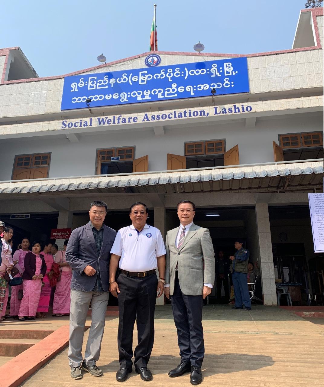 臘戌社會福利會創辦人翁丹杜議員與駐緬甸代表李朝成及副參事張水庸於社區中心前合影