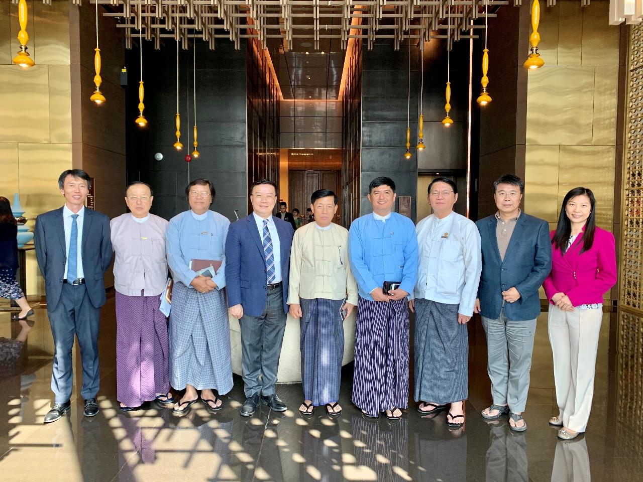 駐緬甸代表處李朝成代表(左四)與緬甸旅遊總會(Myanmar Tourism Federation, MTF)會長Yan Win(左五)、副會長Maung Maung Swe(右四)、Ohn Myint(左三)、Kyi Thein Ko(左二)及緬甸旅遊協會(Union of Myanmar Travel Association, UMTA)會長Naung Naung Han (右三)、張水庸副參事(右二)、曾靖惠秘書(右一)、田文豪秘書(左一)合影