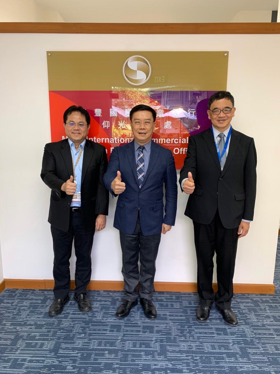 駐緬甸代表處李朝成代表偕同仁於3月4日下午拜會兆豐國際商業銀行仰光代表處許國城代表，關心該行遞件申請在緬設立分行執照情形，並就許代表兼顧孟買業務、台商投資緬甸製鞋成衣業現況及國際金融情勢交換意見。
 
駐緬甸代表處李朝成代表(中)與兆豐國際商業銀行仰光代表處許國城代表(左)以及經濟組蕭俊組長(右)合影