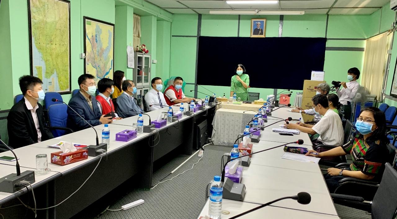 駐緬甸代表李朝成、緬甸國家實驗室（NHL）主管、緬甸衛生專家、駐緬甸代表處副參事張水庸、僑務組組長張文華、愛緬基金會執行長趙德仁等人會議