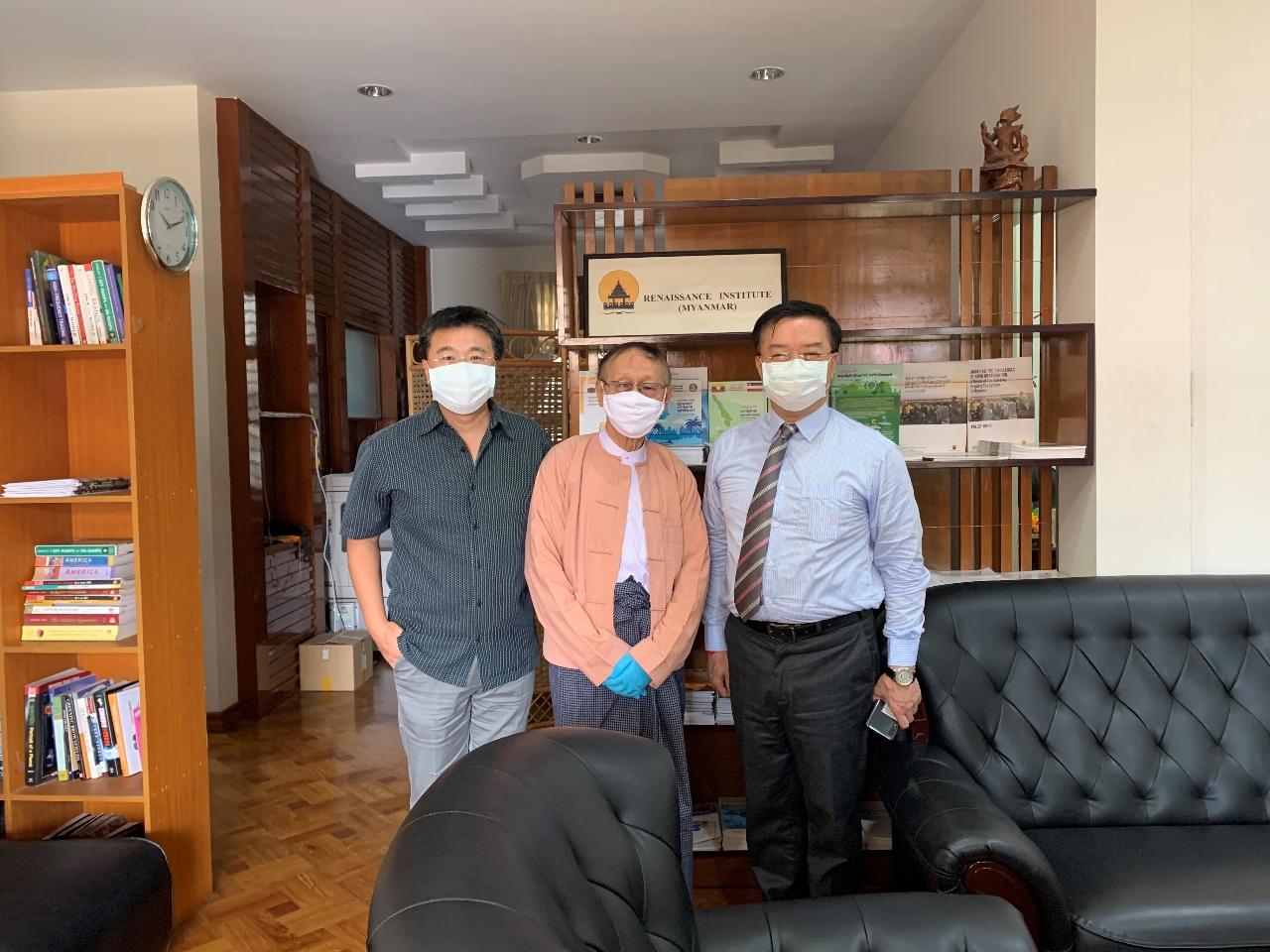 駐緬甸代表處李朝成代表、緬甸智庫「復興學院」(Renaissance Institute)、駐緬甸代表處副參事張水庸合影