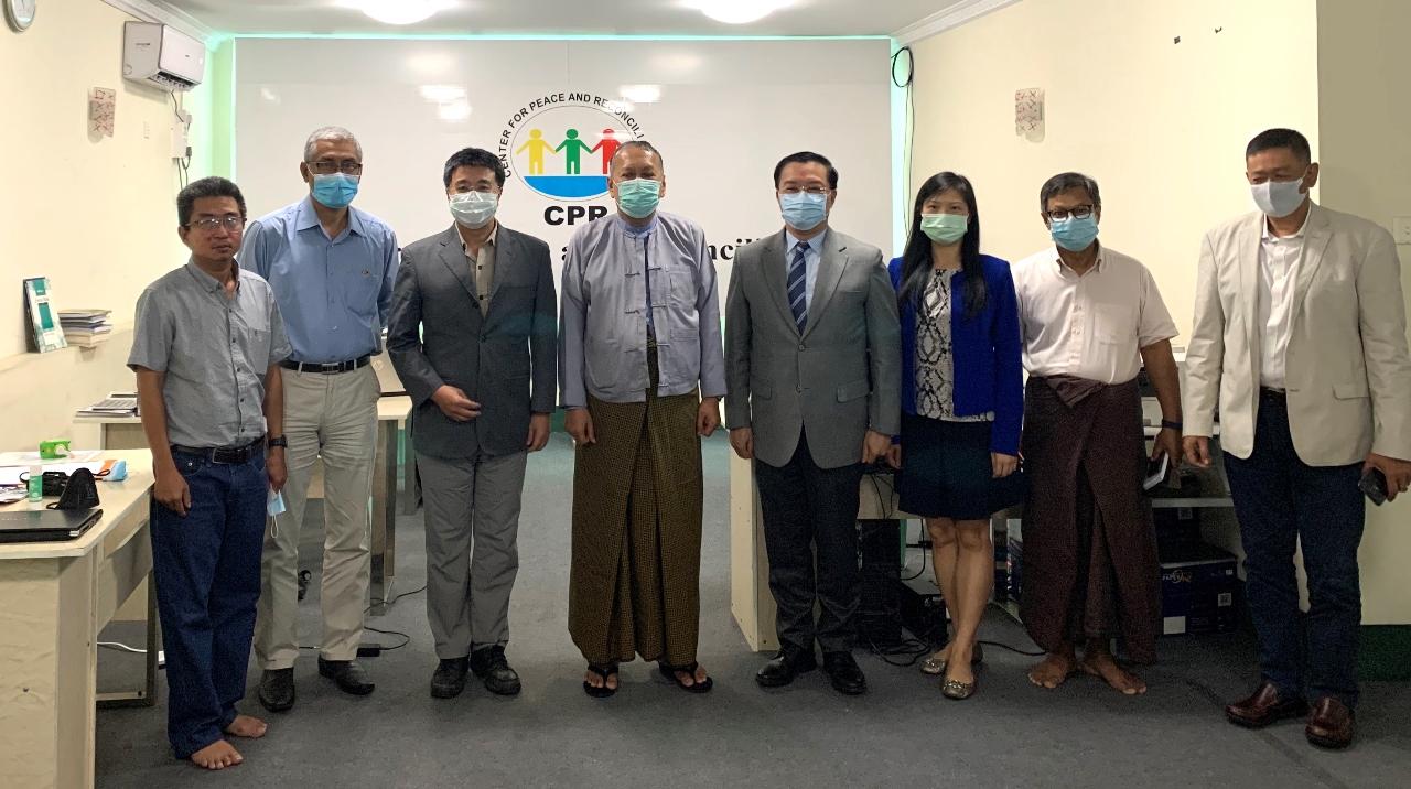 駐緬甸代表李朝成、緬甸智庫「和平暨和解中心」主席Hla Maung Shwe、智庫專家、駐緬甸代表處副參事張水庸、秘書曾靖惠合影