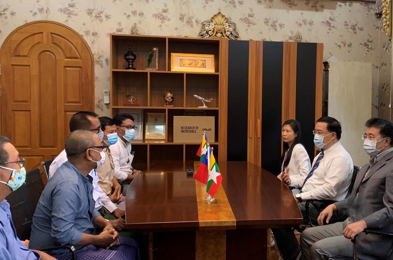 駐緬甸代表處見證臺灣數位機會中心(TDOC)與明杜文基金會(Minthuwun Fondation)簽署備忘錄會後座談 （圖） 駐緬甸代表處李朝成、明杜文基金會幹部、臺灣數位機會中心（Taiwan Digital Opportunity Center,TDOC）駐緬人員、駐緬甸代表處副參事張水庸、秘書曾靖惠