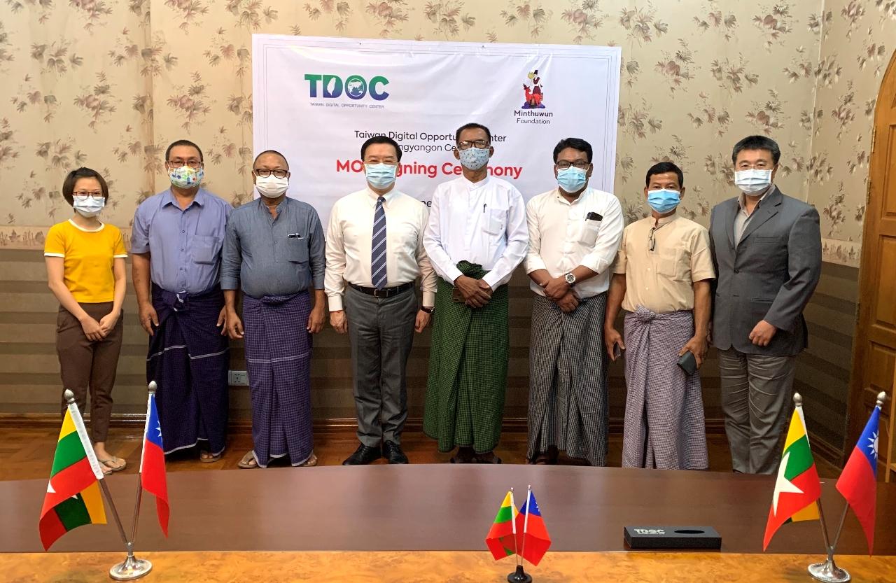 駐緬甸代表處見證臺灣數位機會中心(TDOC)與明杜文基金會(Minthuwun Fondation)簽署備忘錄合影 （圖） 駐緬甸代表處李朝成、明杜文基金會幹部、臺灣數位機會中心（Taiwan Digital Opportunity Center,TDOC）駐緬人員、駐緬甸代表處副參事張水庸、秘書曾靖惠