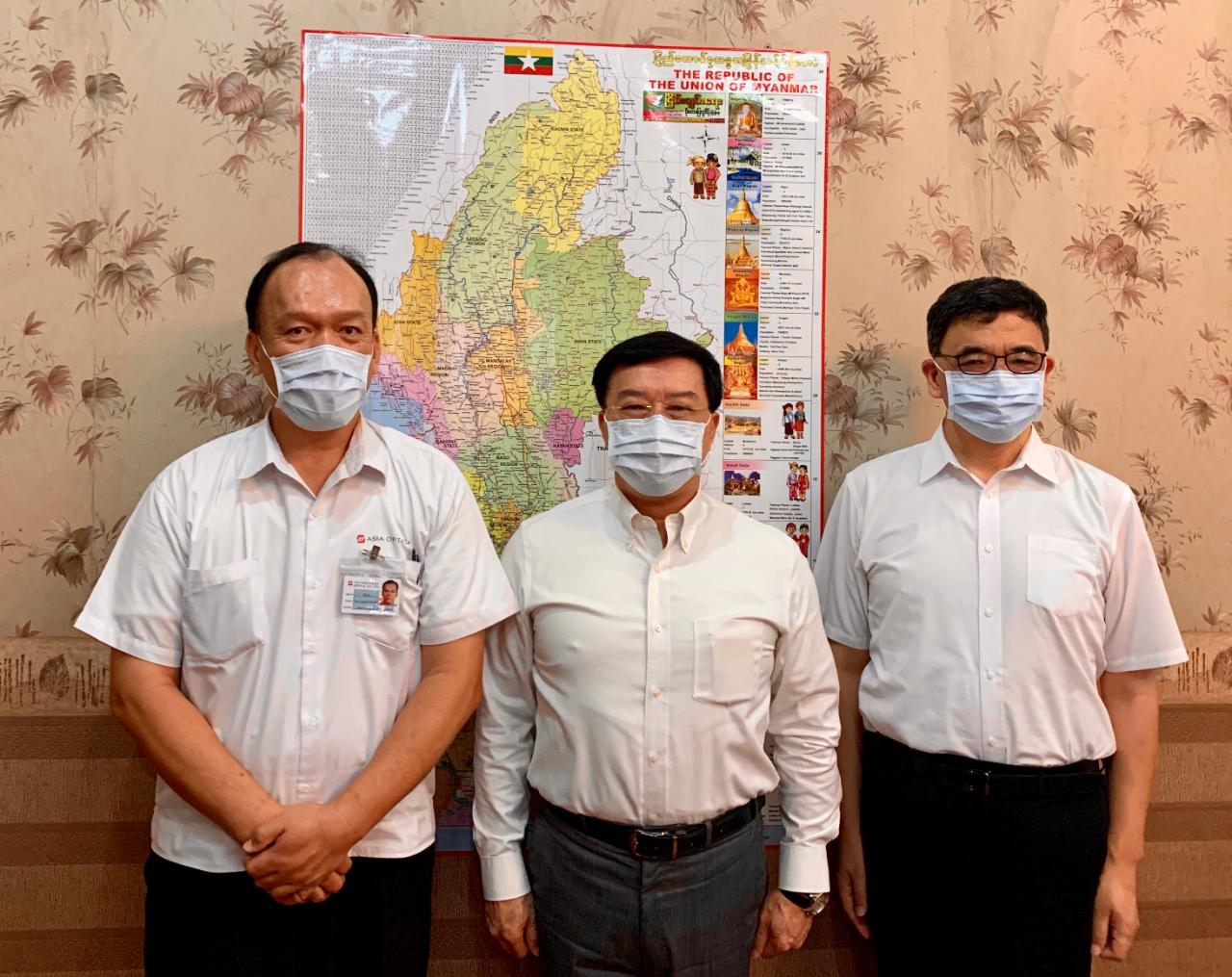 緬甸亞洲光學國際有限公司陳漢榮副總經理7月6日上午拜會駐緬甸代表處李朝成代表，就在緬甸投資廠商於疫情期間防疫、營運、勞資和諧等問題，以及後疫時代緬甸產業可能走向等交換意見。


李朝成代表(中)、緬甸亞洲光學國際有限公司陳漢榮副總經理(左)及經濟組蕭俊組長(右)