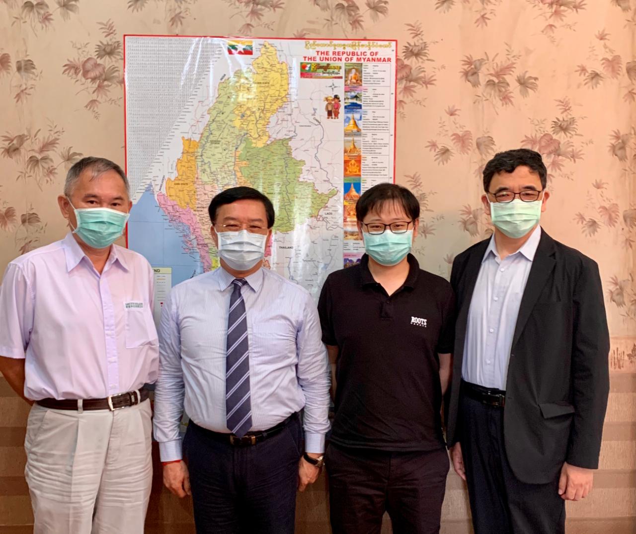 昌億有限公司為專業運動鞋代工廠，2012年前來緬甸投資設廠，員工約7,200人，該公司廖榮達協理偕陳奕侃經理於7月30日上午拜會駐緬甸代表處李朝成代表，就該公司於新冠肺炎疫情期間之防疫、營運、因應措施等事宜，以及估評未來增加投資之可行性等交換意見。