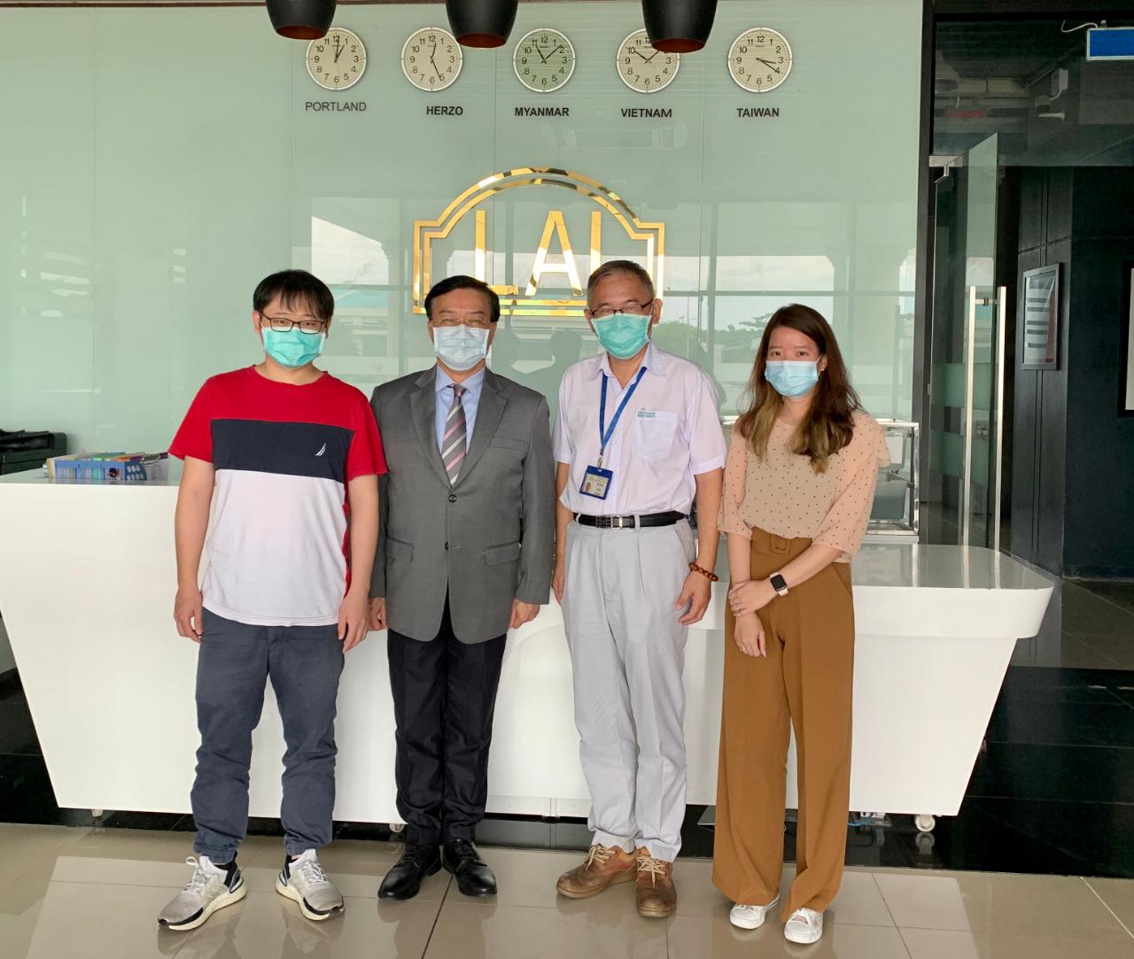 駐緬甸代表處李朝成代表偕同仁於8月5日上午拜會緬甸昌億有限公司，該公司為全球專業運動鞋知名品牌代工廠商，現有員工約7,200人，在仰光目前計有鞋廠及化工廠各一座工廠，每月產能約70萬雙，尚評估投資擴廠可行性。昌億於新冠肺炎疫情爆發期間，全面配合仰光省政府防疫措施，成為防疫模範標竿企業。本次參訪雙方就公司與員工間勞資關係、工會和諧、企業社會責任推動現況及最低工資調整方案等議題交換意見。

駐緬甸代表處李朝成代表(左二)、緬甸昌億公司廖榮達協理(右二)及緬甸昌億公司陳奕侃經理(左一)合影