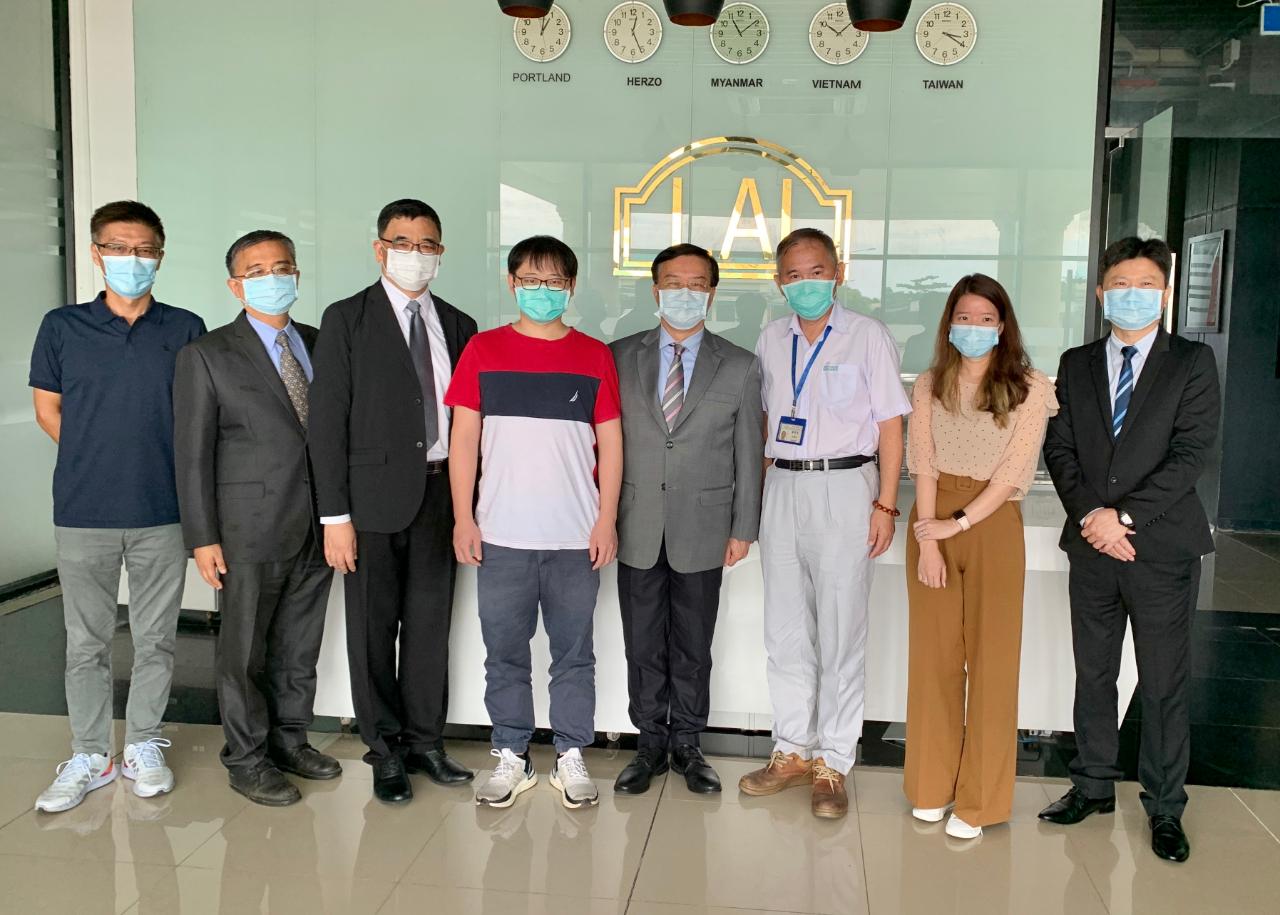 駐緬甸代表處李朝成代表偕同仁於8月5日上午拜會緬甸昌億有限公司，該公司為全球專業運動鞋知名品牌代工廠商，現有員工約7,200人，在仰光目前計有鞋廠及化工廠各一座工廠，每月產能約70萬雙，尚評估投資擴廠可行性。昌億於新冠肺炎疫情爆發期間，全面配合仰光省政府防疫措施，成為防疫模範標竿企業。本次參訪雙方就公司與員工間勞資關係、工會和諧、企業社會責任推動現況及最低工資調整方案等議題交換意見。

駐緬甸代表處李朝成代表(右四)偕代表處同仁與昌億公司廖榮達協理(右三)及該公司員工等合影