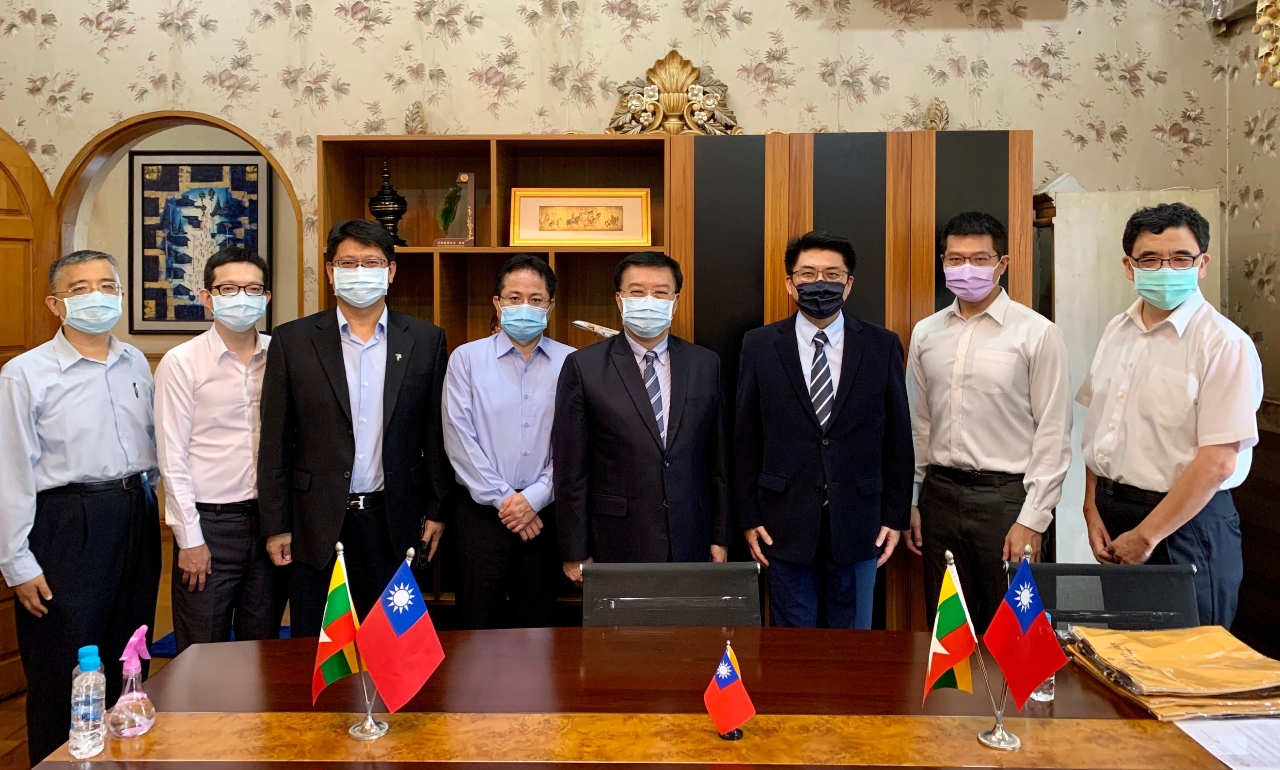 兆豐國際商銀仰光分行林連長經理率分行同仁一行5人於10月14日下午拜會駐緬甸代表處李朝成大使，李大使恭賀該行順利取得分行執照。雙方續就緬甸新冠肺炎疫情爆發期間防治現況、該行於仰光開辦分行之籌備進展，以及如何協助臺商投資等議題交換意見。兆豐國際商業銀行是由中國商銀及交通銀行於民國95年8月合併組成，目前國內分行家數達108家，海外分行23家，支行5家，代表處(含行銷辦事處)3處，加計在泰國之轉投資子銀行及分行，合計海外據點達36處。該行2016年1月獲准在緬甸設立辦事處，積極爭取申請設立分行，2020年4月獲得緬甸中央銀行核發成立分行執照。