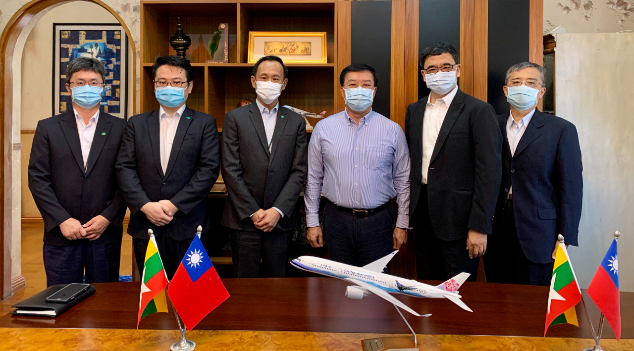 國泰世華銀行仰光分行潘崇恩行長於12月23日上午拜會駐緬甸代表處李朝成大使，面邀大使參加該分行開幕典禮，雙方就該行籌設情形、重要緬甸臺商在緬甸投資工業區進展及臺緬勞工合作可行性等議題交換意見。國泰世華銀行之客戶總數逾1,300萬，計有700多個分支機構以及近3萬名員工，構成最綿密之客戶服務網。該行成為亞洲最佳金融機構為目標，除了在國內市場穩居領導地位，對外亦持續積極在亞太地區拓點，國泰世華銀行深耕緬甸市場多年，2020年獲得緬甸中央銀行核准成立分行，預計2021年1月6日對外正式營運。
駐緬甸代表處李朝成大使(右三)偕經濟組蕭俊組長(右二)、李光興秘書(右一)、國泰世華銀行仰光分行潘崇恩行長(左三)、蔡志煇經理 (左二)、趙師辰經理(左一)合影