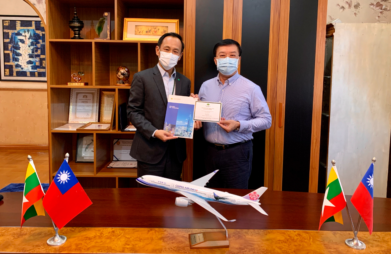 國泰世華銀行仰光分行潘崇恩行長於12月23日上午拜會駐緬甸代表處李朝成大使，面邀大使參加該分行開幕典禮，雙方就該行籌設情形、重要緬甸臺商在緬甸投資工業區進展及臺緬勞工合作可行性等議題交換意見。國泰世華銀行之客戶總數逾1,300萬，計有700多個分支機構以及近3萬名員工，構成最綿密之客戶服務網。該行成為亞洲最佳金融機構為目標，除了在國內市場穩居領導地位，對外亦持續積極在亞太地區拓點，國泰世華銀行深耕緬甸市場多年，2020年獲得緬甸中央銀行核准成立分行，預計2021年1月6日對外正式營運。
駐緬甸代表處李朝成大使(右) 與國泰世華銀行仰光分行潘崇恩行長 (左)合影