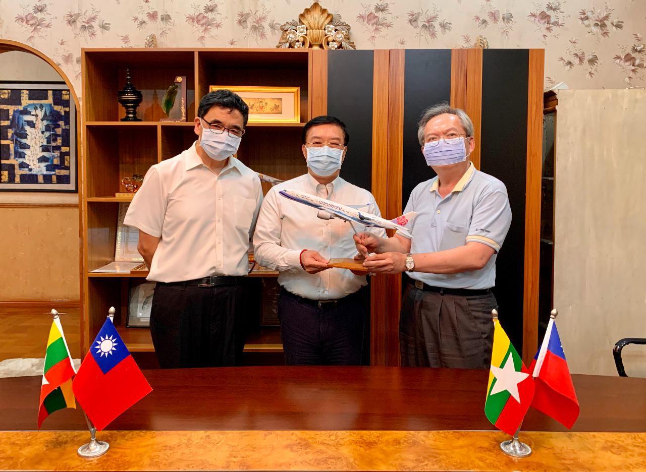 中華航空公司緬甸分公司林智義總經理於12月28日下午拜會駐緬甸代表處李朝成代表，經濟組蕭俊組長在座。雙方就華航續提供台北仰光間救援班機事交換意見，李大使關切台商往返事宜及明年1月國際航線能否復飛，林總經理表示將繼續努力為臺商及緬甸國民提供更安全及便利的服務。

駐緬甸代表處李朝成代表(中)與中華航空公司緬甸分公司林智義總經理(右)、經濟組蕭俊組長(左)合影  