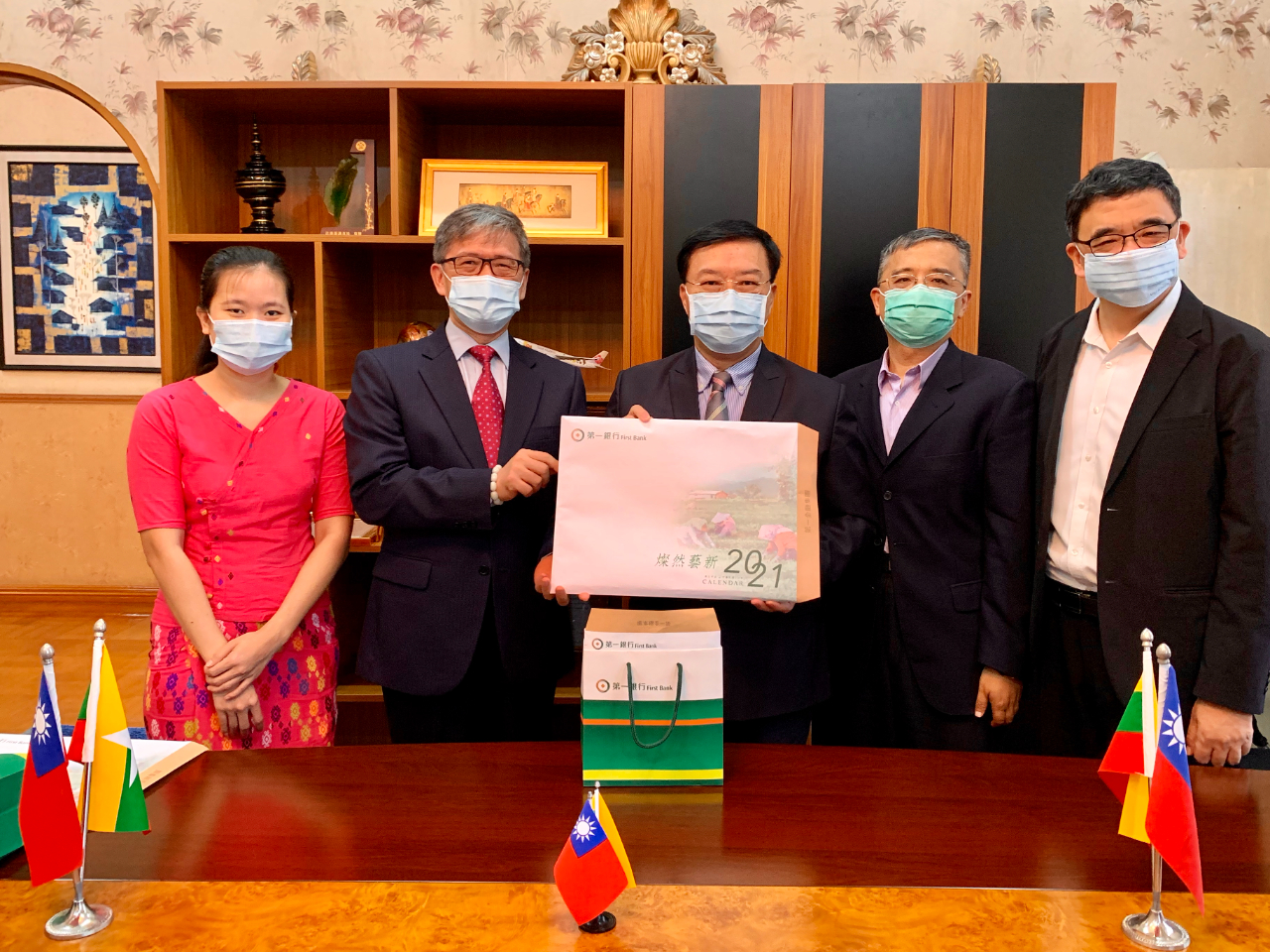 第一銀行仰光代表辦事處陳榮澤首席代表於12月8日上午拜會駐緬甸代表處李朝成大使，雙方就該行在新冠肺炎疫情衝擊下之業務推動成果及現況、臺商在緬甸投資現況進展及潛在商機等議題交換意見。第一銀行創立於民國前13年當時名為「臺灣貯蓄銀行」，民國65年改稱「第一商業銀行」（FIRST COMMERCIAL BANK），民國87年由公營體制轉型為民營銀行，經營迄今已逾百年。員工約7,000餘人，營業單位除總行外，國內計有187家分行，並不斷持續布局海外市場，現已有39個海外分支行據點，進駐國際各大都會及金融商業中心，為滿足台商企業需要提供全方位金融服務。

駐緬甸代表處李朝成大使(中)偕經濟組蕭俊組長(右一)、李光興秘書(右二)、第一銀行仰光代表辦事處陳榮澤首席代表(左二)、潘文英秘書(左一)合影