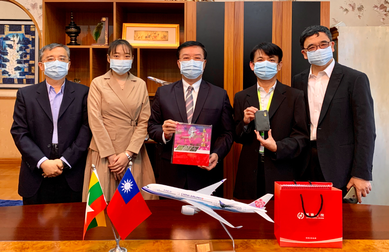 華南銀行仰光代表人辦事處李盈標首席代表於12月24日上午拜會駐緬甸代表處李朝成大使，雙方就緬甸後疫時期財經情形，RCEP影響及在緬推動企業社會責任及工作經驗等議題交換意見。華南銀行設立於民國8年，民國90年成立華南金融控股公司，資本額達新臺幣1,285億元，目前全球擁有203間分行，包括海外12間分行、1處辦事處。


駐緬甸代表處李朝成大使(中)偕經濟組蕭俊組長(右一)、李光興秘書(左一)、華南銀行仰光代表人辦事處李盈標首席代表(右二)及彭金煥秘書 (左二)合影