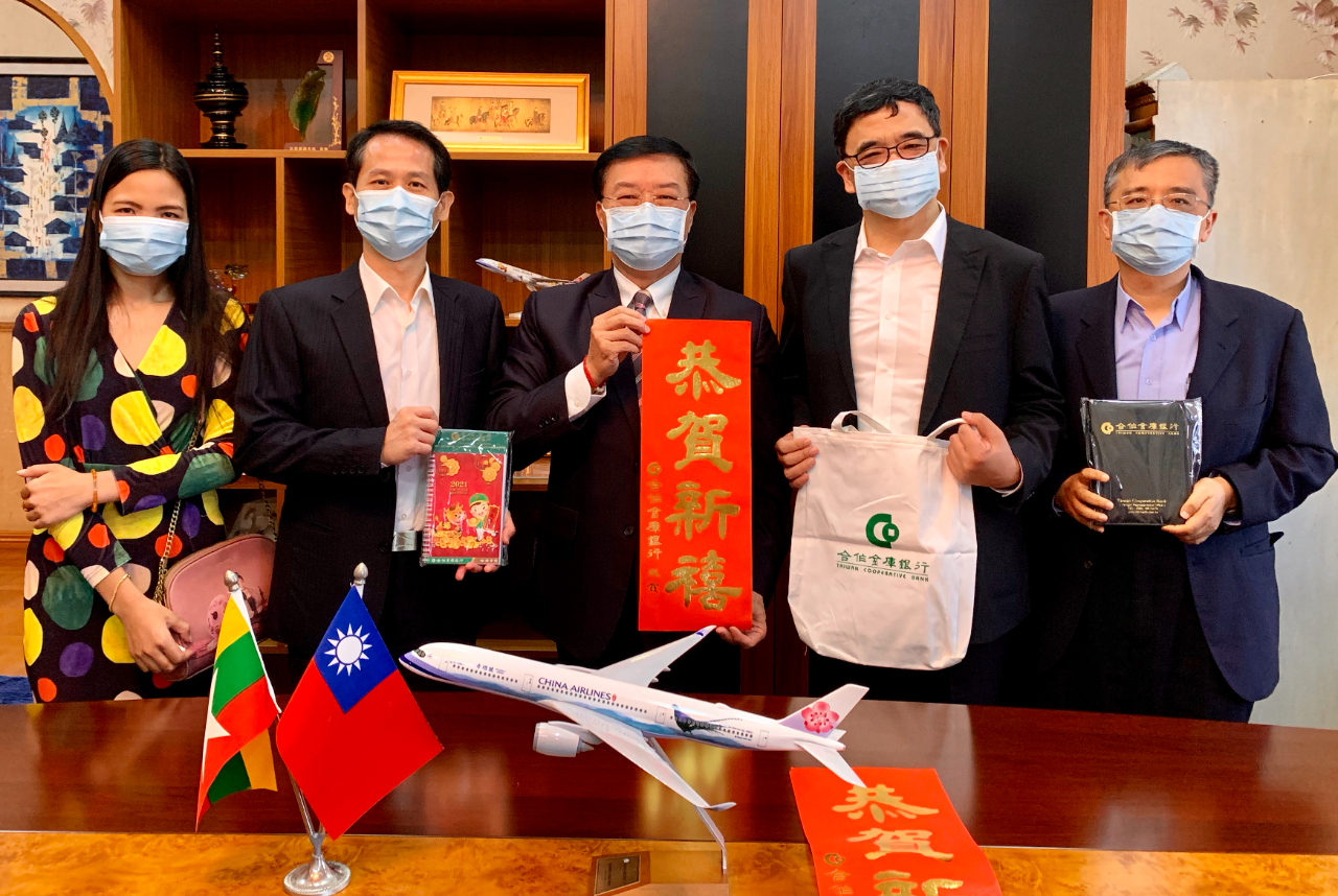 合庫金控仰光代表人辦事處新任簡志強首席代表於12月24日上午拜會駐緬甸代表處李朝成大使，雙方就緬甸後疫時期經濟情形、RCEP影響及在緬	推動企業社會責任及工作經驗等議題交換意見。合庫金控設立於民國100年12月1日，目前旗下包括銀行、票券、證券、資產管理公司、投信、創投等六家全資子公司，以及一家與法國巴黎銀行集團旗下子公司策略聯盟合資成立之子公司合庫人壽(本公司持股51%)，截至民國108年底，該公司合併總資產為新臺幣3.74兆元，以資產規模計，現為國內第6大金融控股公司。

駐緬甸代表處李朝成大使(中)偕經濟組蕭俊組長(右二)、李光興秘書(右一)、合庫金控仰光代表人辦事處簡志強首席代表(左二)及Julia Ja Htoi(左一)秘書合影