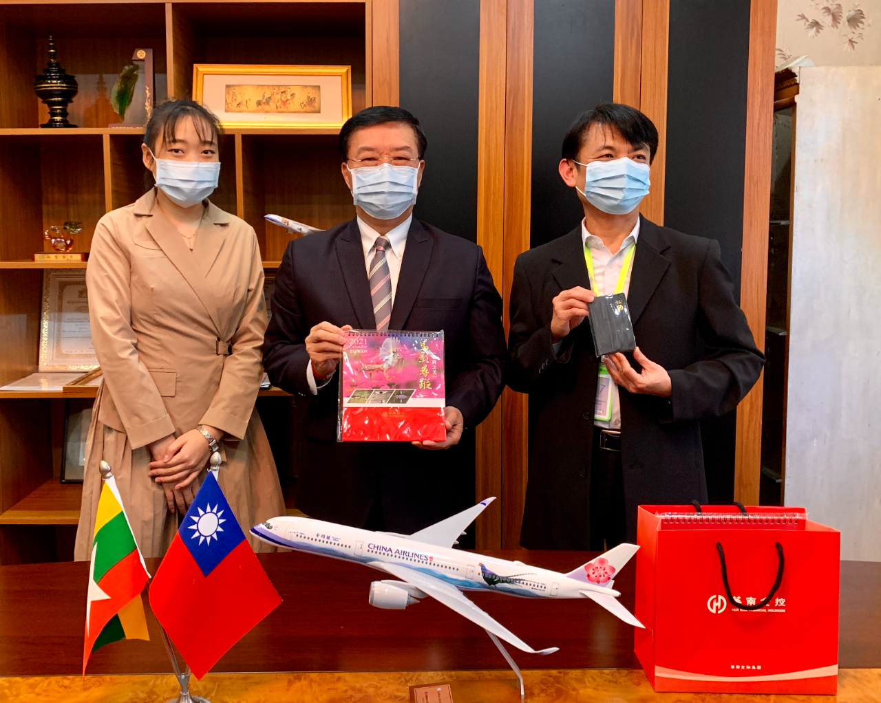 華南銀行仰光代表人辦事處李盈標首席代表於12月24日上午拜會駐緬甸代表處李朝成大使，雙方就緬甸後疫時期財經情形，RCEP影響及在緬推動企業社會責任及工作經驗等議題交換意見。華南銀行設立於民國8年，民國90年成立華南金融控股公司，資本額達新臺幣1,285億元，目前全球擁有203間分行，包括海外12間分行、1處辦事處。


駐緬甸代表處李朝成大使(中)與華南銀行仰光代表人辦事處李盈標首席代表(右)及彭金煥秘書(左)合影