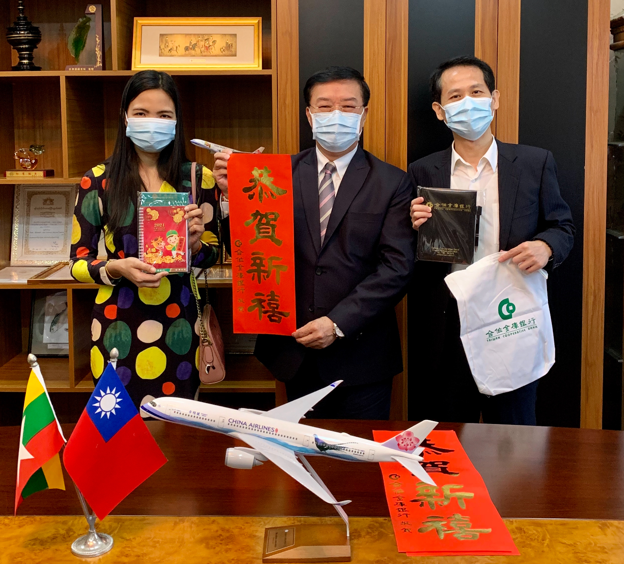 合庫金控仰光代表人辦事處新任簡志強首席代表於12月24日上午拜會駐緬甸代表處李朝成大使，雙方就緬甸後疫時期經濟情形、RCEP影響及在緬	推動企業社會責任及工作經驗等議題交換意見。合庫金控設立於民國100年12月1日，目前旗下包括銀行、票券、證券、資產管理公司、投信、創投等六家全資子公司，以及一家與法國巴黎銀行集團旗下子公司策略聯盟合資成立之子公司合庫人壽(本公司持股51%)，截至民國108年底，該公司合併總資產為新臺幣3.74兆元，以資產規模計，現為國內第6大金融控股公司。



駐緬甸代表處李朝成大使(中) 與合庫金控仰光代表人辦事處簡志強首席代表(右)及Julia Ja Htoi秘書合影
