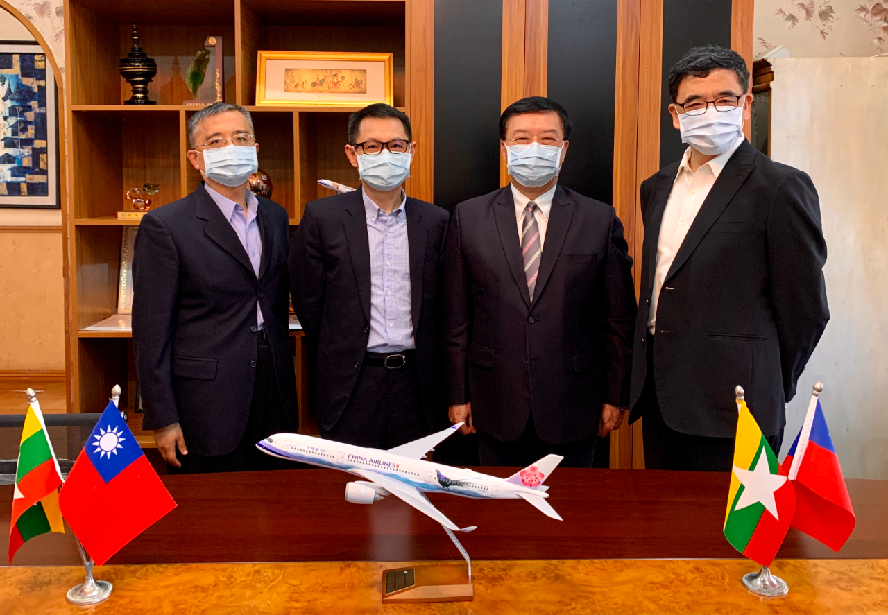 臺灣銀行仰光代表人辦事處莊祖雄主任於12月28日上午拜會駐緬甸代表處李朝成大使，雙方就目前緬甸新冠肺炎疫情各項防治管控措施之未來可能走向，及在緬甸投資臺商目前營運情形等議題交換意見。臺灣銀行是臺灣第一家銀行，創立於日治時代初期的1899年，1946年改組成立為今日的臺灣銀行，全球分行計有185間，為臺灣銀行業龍頭，無論銀行淨值、資產總值額、存放款餘額，皆為臺灣各銀行之首。為協助臺灣經濟成長與產業發展，該行全力支持各階段重要基礎建設、產業升級與各項振興經濟方案，充分發揮金融體系支援經濟發展之功能。

駐緬甸代表處李朝成大使(右二)偕經濟組蕭俊組長(右一)、李光興秘書(左一)、臺灣銀行仰光代表人辦事處莊祖雄主任 (左二)合影