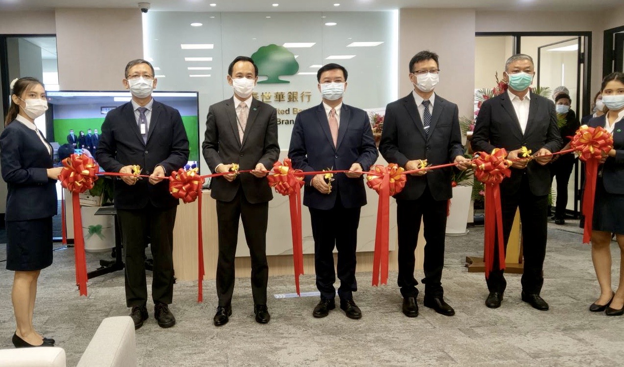 國泰世華銀行仰光分行本(6)日上午於仰光Junction City Tower行址舉行開幕儀式，本處李大使及經濟組同仁應邀出席。活動與台北總行連線同步舉行開幕儀式，國泰世華銀行蔡宗翰副董事長率高階主管出席盛會，並由李偉正總經理致詞。本處李大使應邀致詞時表示，在新年伊始應邀見證國泰世華銀行仰光分行開幕，至感高興。國泰世華為我國重要金融機構，開業後將協助台商及國際客戶布局緬甸，因應疫情下的全球變局，促進緬甸經濟發展。   

國泰世華銀行於1975年5月20日創立，開業迄今已40年餘。目前共有165家國內分行，另有2家海外子行、1家合資銀行、6家海外分行、5家海外辦事處等67個海外據點，行員人數1萬餘位、資本額新臺幣1,070億元，為我國重要金融機構之一。

國泰世華銀行仰光分行開幕剪綵，李朝成大使(中)、國泰世華銀行仰光分行潘崇恩行長(左二)、緬甸臺商總會溫斯郎總會長(右二)、緬甸Motama控股集團楊河總裁(右一)及緬甸臺貿中心廖主任隆銘(左一)等合影