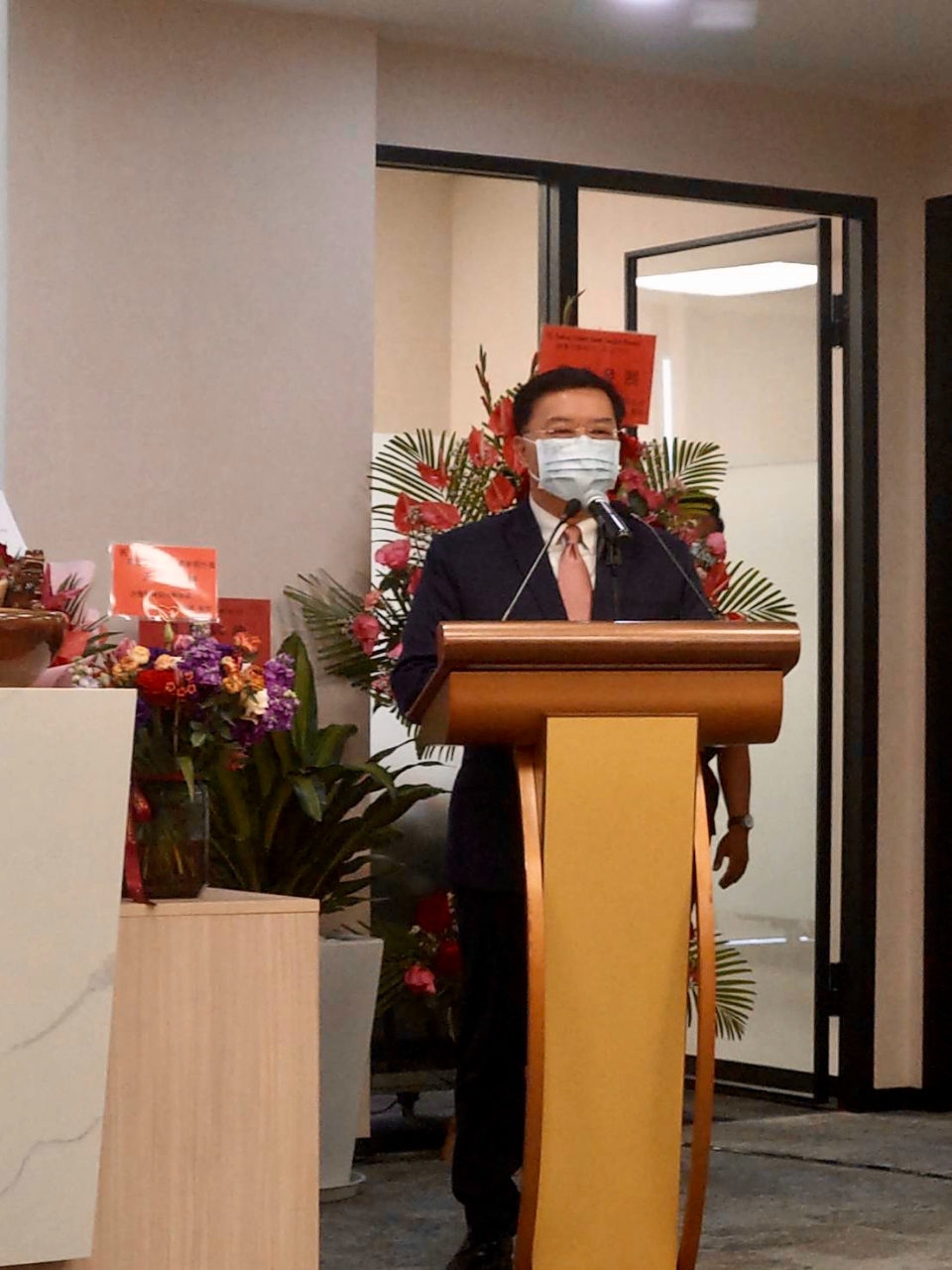 國泰世華銀行仰光分行本(6)日上午於仰光Junction City Tower行址舉行開幕儀式，本處李大使及經濟組同仁應邀出席。活動與台北總行連線同步舉行開幕儀式，國泰世華銀行蔡宗翰副董事長率高階主管出席盛會，並由李偉正總經理致詞。本處李大使應邀致詞時表示，在新年伊始應邀見證國泰世華銀行仰光分行開幕，至感高興。國泰世華為我國重要金融機構，開業後將協助台商及國際客戶布局緬甸，因應疫情下的全球變局，促進緬甸經濟發展。   

國泰世華銀行於1975年5月20日創立，開業迄今已40年餘。目前共有165家國內分行，另有2家海外子行、1家合資銀行、6家海外分行、5家海外辦事處等67個海外據點，行員人數1萬餘位、資本額新臺幣1,070億元，為我國重要金融機構之一。

李朝成大使出席國泰世華銀行仰光分行開幕典禮應邀致詞