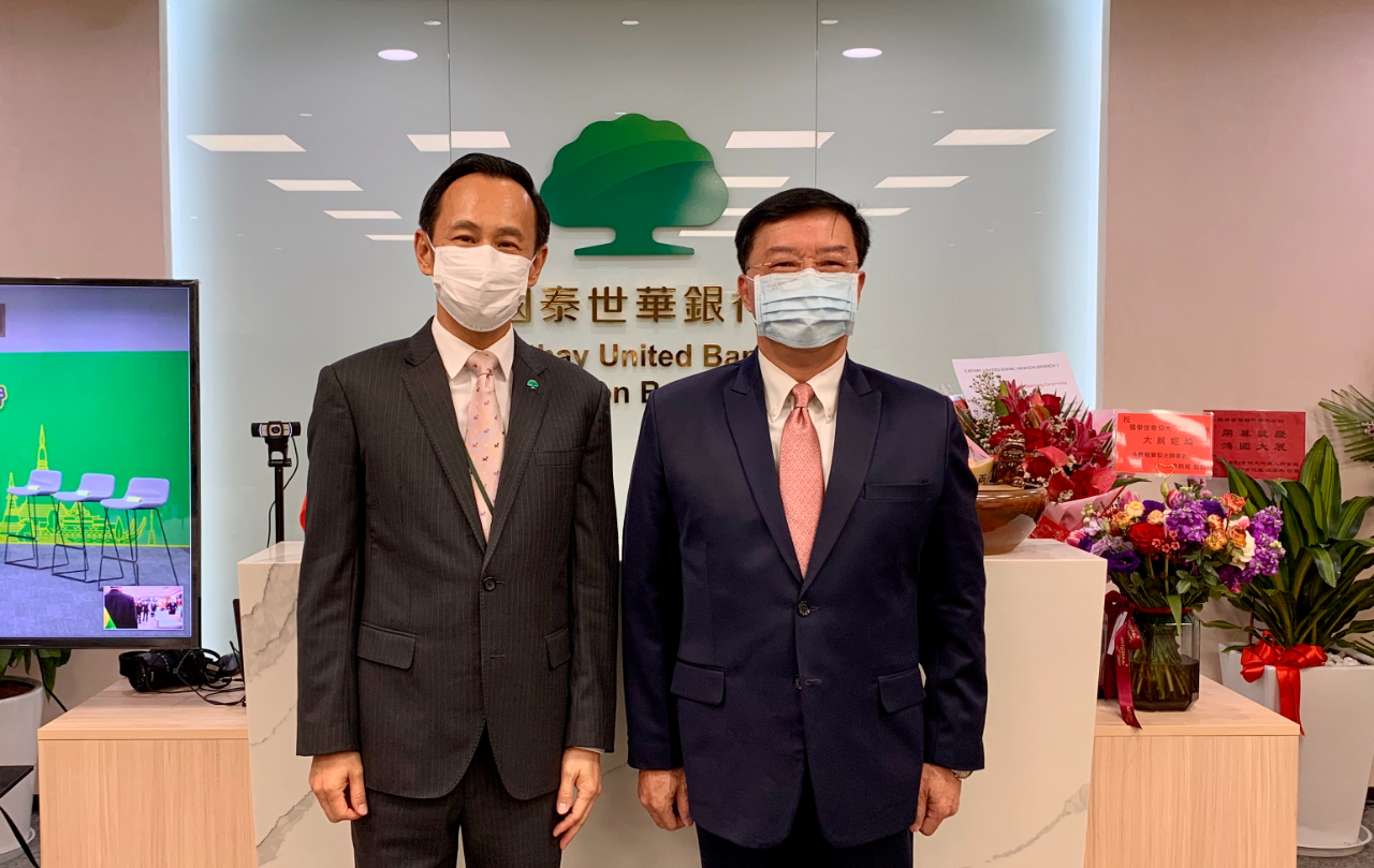 國泰世華銀行仰光分行本(6)日上午於仰光Junction City Tower行址舉行開幕儀式，本處李大使及經濟組同仁應邀出席。活動與台北總行連線同步舉行開幕儀式，國泰世華銀行蔡宗翰副董事長率高階主管出席盛會，並由李偉正總經理致詞。本處李大使應邀致詞時表示，在新年伊始應邀見證國泰世華銀行仰光分行開幕，至感高興。國泰世華為我國重要金融機構，開業後將協助台商及國際客戶布局緬甸，因應疫情下的全球變局，促進緬甸經濟發展。   

國泰世華銀行於1975年5月20日創立，開業迄今已40年餘。目前共有165家國內分行，另有2家海外子行、1家合資銀行、6家海外分行、5家海外辦事處等67個海外據點，行員人數1萬餘位、資本額新臺幣1,070億元，為我國重要金融機構之一。

李朝成大使(右)與國泰世華銀行仰光分行潘崇恩行長(左)合影