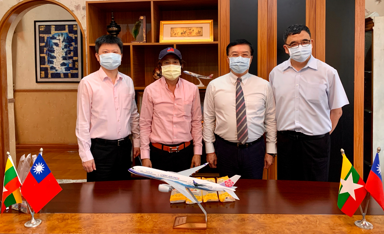 中緬台生態科技有限公司執行董事彭正龍1月28日下午拜會駐緬甸代表處李朝成大使 ，就新冠肺炎(COVID-19)疫情影響下，緬甸農業生產、投資以及生態科技運用等發展現況交換意見。

駐緬甸代表處李朝成大使  (右二)、中緬台生態科技有限公司執行董事彭正龍 (左二)、僑務組張文華組長(左一)及經濟組蕭俊組長(右一)合影