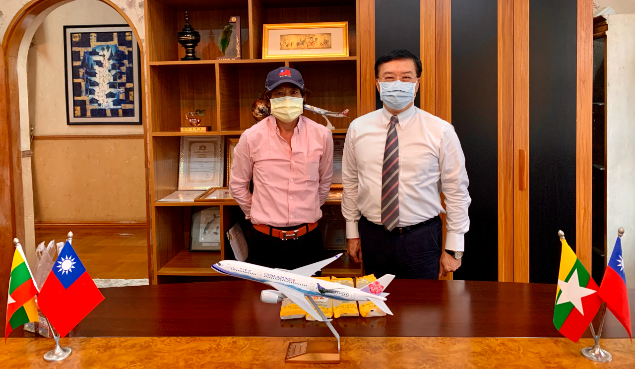 中緬台生態科技有限公司執行董事彭正龍1月28日下午拜會駐緬甸代表處李朝成大使 ，就新冠肺炎(COVID-19)疫情影響下，緬甸農業生產、投資以及生態科技運用等發展現況交換意見。

駐緬甸代表處李朝成大使  ( 右 )與中緬台生態科技有限公司執行董事彭正龍  ( 左 )合影