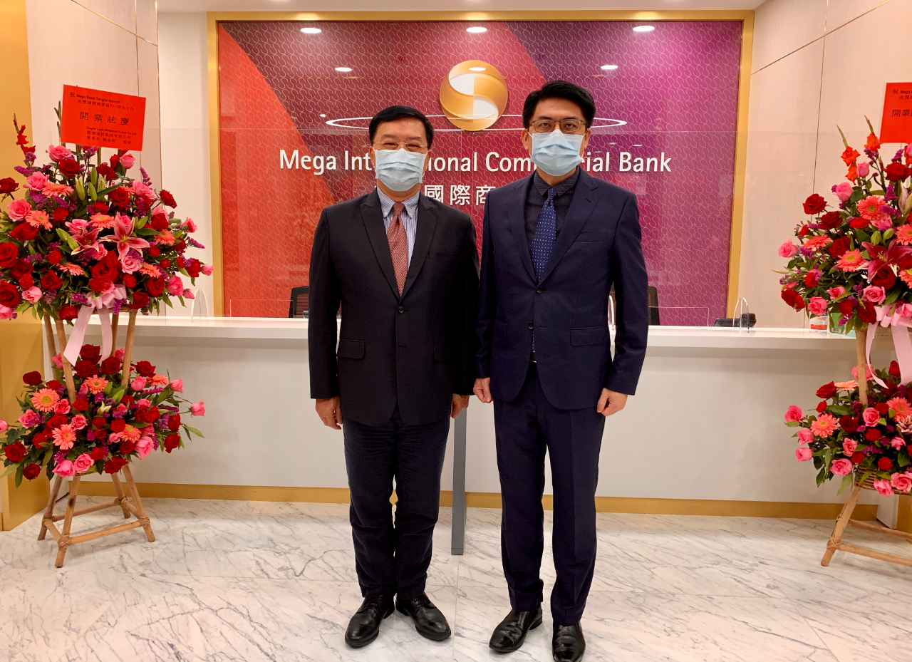 兆豐國際商業銀行仰光分行於1月7日正式對外營業。駐緬甸代表處李朝成大使率經濟組同仁於上午前往致賀，由該行林連長經理接待，並介紹服務團隊及導引參觀該行各項服務設施，李大使稱許兆豐銀行籌備效率及服務精神，表示兆豐素以提供國貿及匯兌專業金融服務聲名卓著，期許仰光分行開業後，能為緬甸台商提供更多、更完善之金融服務。
 
兆豐國際商業銀行是由中國商銀及交通銀行合併組成，二家銀行均為我國具光榮歷史之銀行。兆豐目前國內分行家數達108家，海外分行24家，支行5家，代表處3處，加之轉投資子銀行及分行，合計海外據點達37處。響應新南向政策，兆豐積極佈局東南亞市場，包含仰光分行，目前於泰國、越南、柬埔寨、菲律賓、新加坡、馬來西亞、緬甸、澳洲、印度等9國，共有19個據點，新南向業務市占率為國銀第一。

李朝成大使(左)參加兆豐國際商業銀行仰光分行開業活動與林連長經理(右)合影