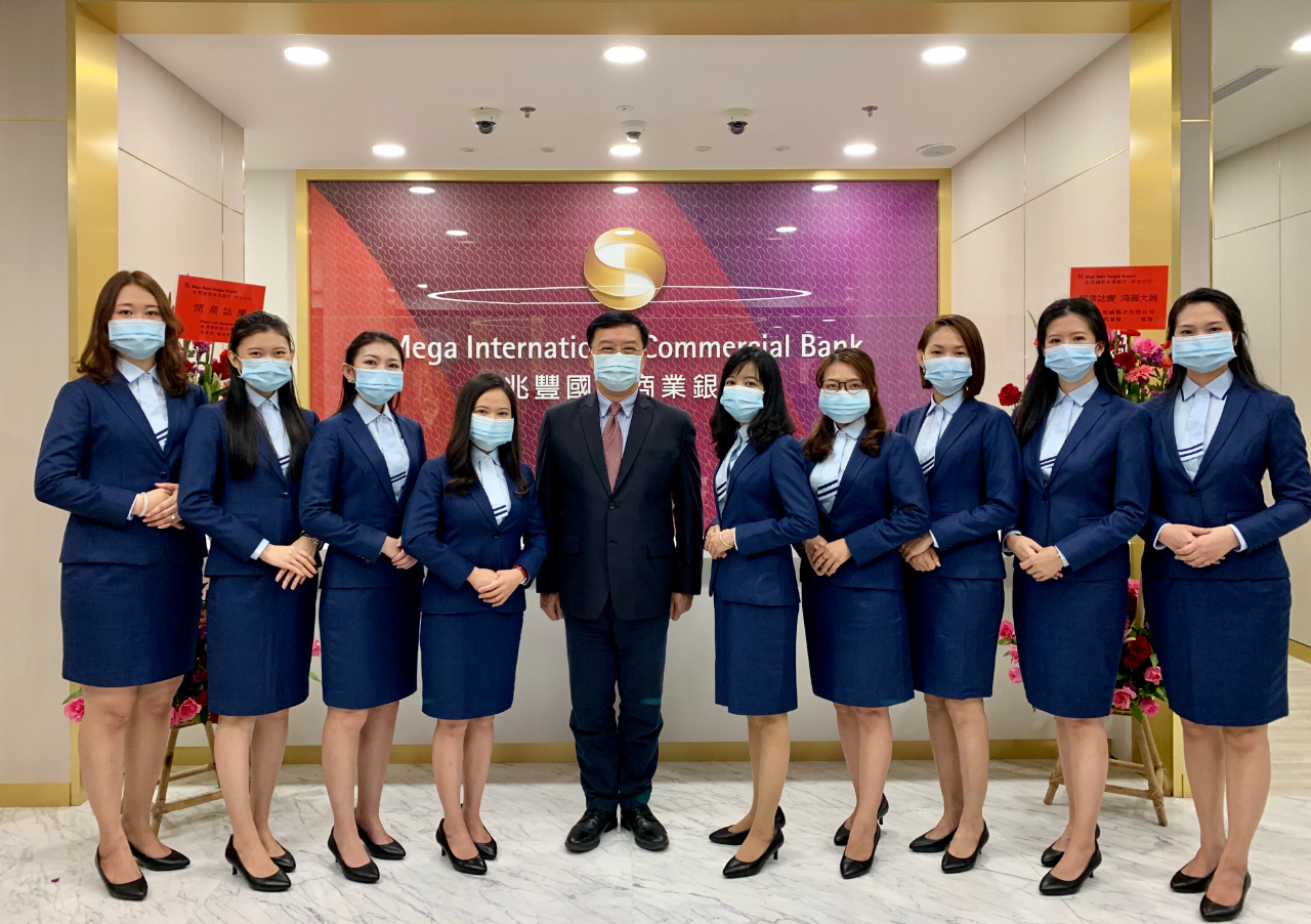 兆豐國際商業銀行仰光分行於1月7日正式對外營業。駐緬甸代表處李朝成大使率經濟組同仁於上午前往致賀，由該行林連長經理接待，並介紹服務團隊及導引參觀該行各項服務設施，李大使稱許兆豐銀行籌備效率及服務精神，表示兆豐素以提供國貿及匯兌專業金融服務聲名卓著，期許仰光分行開業後，能為緬甸台商提供更多、更完善之金融服務。
 
兆豐國際商業銀行是由中國商銀及交通銀行合併組成，二家銀行均為我國具光榮歷史之銀行。兆豐目前國內分行家數達108家，海外分行24家，支行5家，代表處3處，加之轉投資子銀行及分行，合計海外據點達37處。響應新南向政策，兆豐積極佈局東南亞市場，包含仰光分行，目前於泰國、越南、柬埔寨、菲律賓、新加坡、馬來西亞、緬甸、澳洲、印度等9國，共有19個據點，新南向業務市占率為國銀第一。
李朝成大使(左5)與兆豐國際商業銀行仰光分行新任行員合影