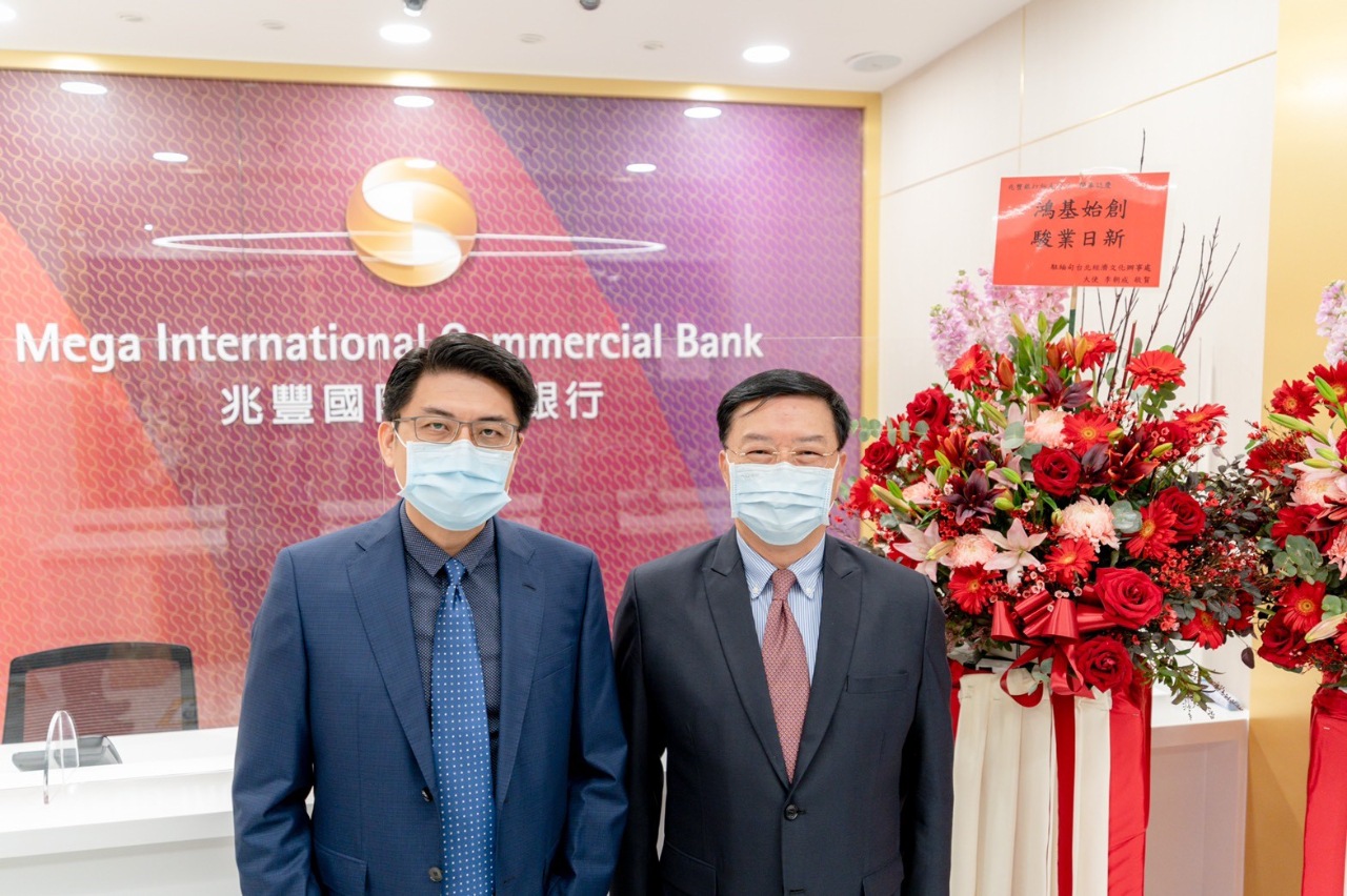 兆豐國際商業銀行仰光分行於1月7日正式對外營業。駐緬甸代表處李朝成大使率經濟組同仁於上午前往致賀，由該行林連長經理接待，並介紹服務團隊及導引參觀該行各項服務設施，李大使稱許兆豐銀行籌備效率及服務精神，表示兆豐素以提供國貿及匯兌專業金融服務聲名卓著，期許仰光分行開業後，能為緬甸台商提供更多、更完善之金融服務。
 
兆豐國際商業銀行是由中國商銀及交通銀行合併組成，二家銀行均為我國具光榮歷史之銀行。兆豐目前國內分行家數達108家，海外分行24家，支行5家，代表處3處，加之轉投資子銀行及分行，合計海外據點達37處。響應新南向政策，兆豐積極佈局東南亞市場，包含仰光分行，目前於泰國、越南、柬埔寨、菲律賓、新加坡、馬來西亞、緬甸、澳洲、印度等9國，共有19個據點，新南向業務市占率為國銀第一。
李朝成大使(右)參加兆豐國際商業銀行仰光分行開業活動與林連長經理(左)合影