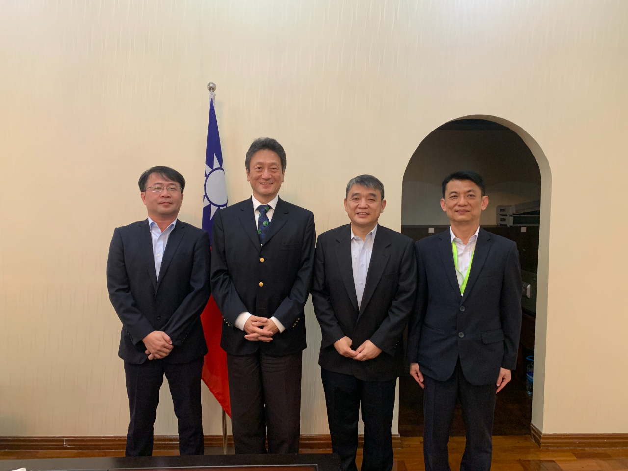 華南商業銀行仰光代表人辦事處李盈標首席代表、彰化銀行仰光辦事處方彥茂首席代表，以及臺灣中小企業銀行緬甸仰光辦事處曾錫彬首席代表，連袂於3月9日拜會駐緬甸代表處周中興大使，就緬甸之政經濟情勢交換意見。
周中興大使(左2)、曾錫彬首代(左1)、方彥茂首代(右2)、李盈標首代(右1)影