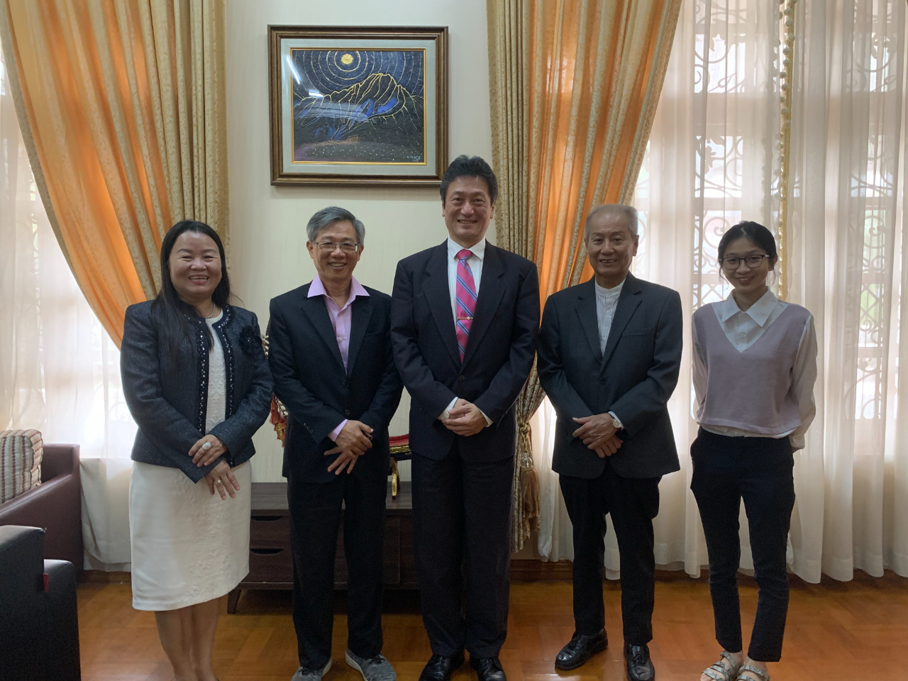 緬甸王子飯店林志民董事長伉儷偕林郁真特助及羅海鳴總經理等經營團隊，於3月10日拜會駐緬甸代表處周中興大使，就緬甸政經情勢及在緬營運現況進行交流。
周中興大使(中)、林志民董事長(左2)、黃露玲女士(左1)、羅海鳴總經理(右2)、林郁真特助(右1)合影