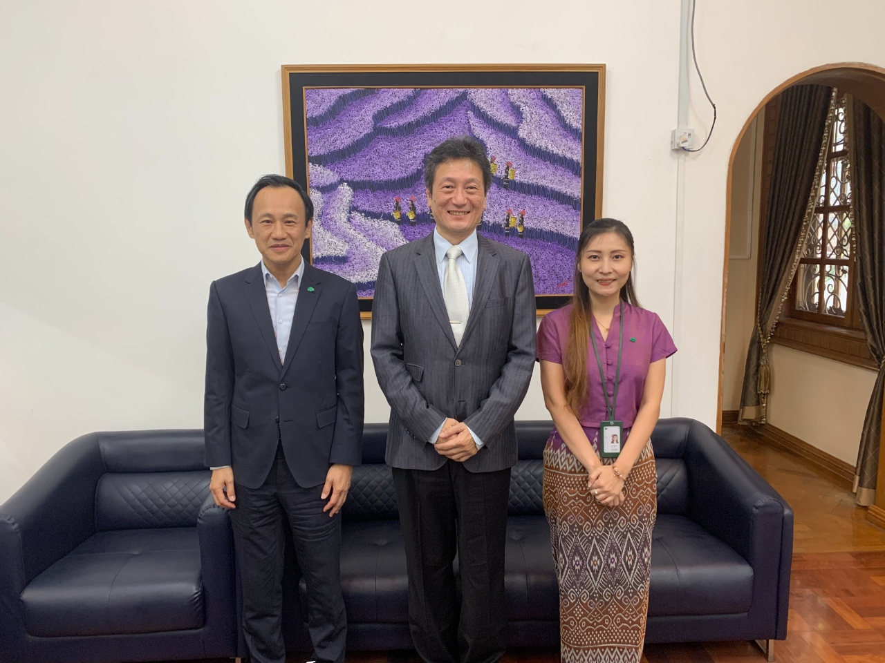 國泰世華銀行仰光分行潘崇恩行長偕孫月珍襄理於3月23日拜會駐緬甸代表處周中興大使，就緬甸政經概況以及該行在緬營運現況等議題交換意見。
周中興大使(中)與潘崇恩行長(左)、孫月珍襄理(右)合影 