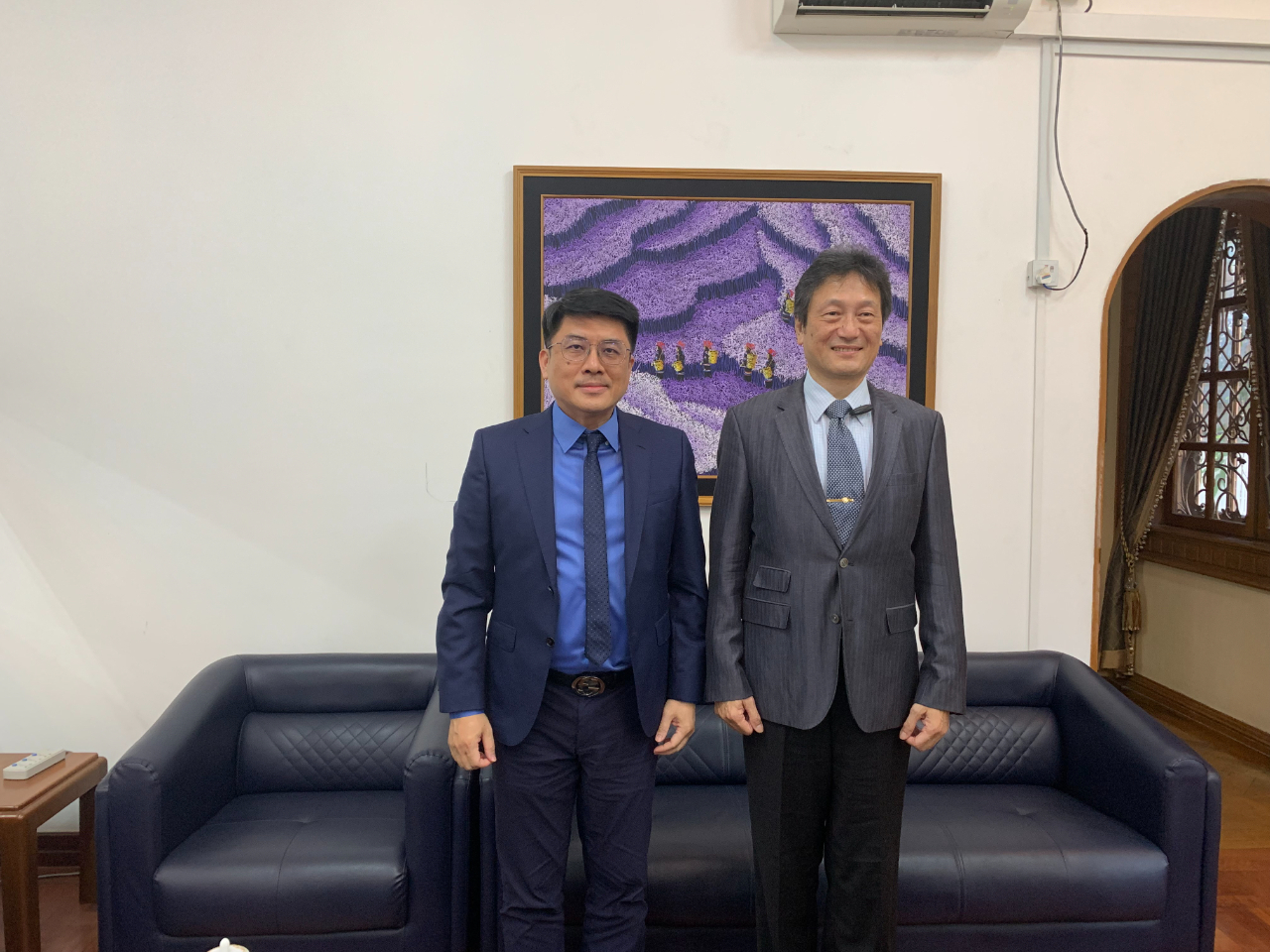 兆豐商銀仰光分行林連長經理偕許國城代表於4月4日拜會駐緬甸代表處周中興大使，就緬甸政經概況以及該行在緬營運現況等議題交換意見。
周中興大使(右)與林連長行長(左)合影