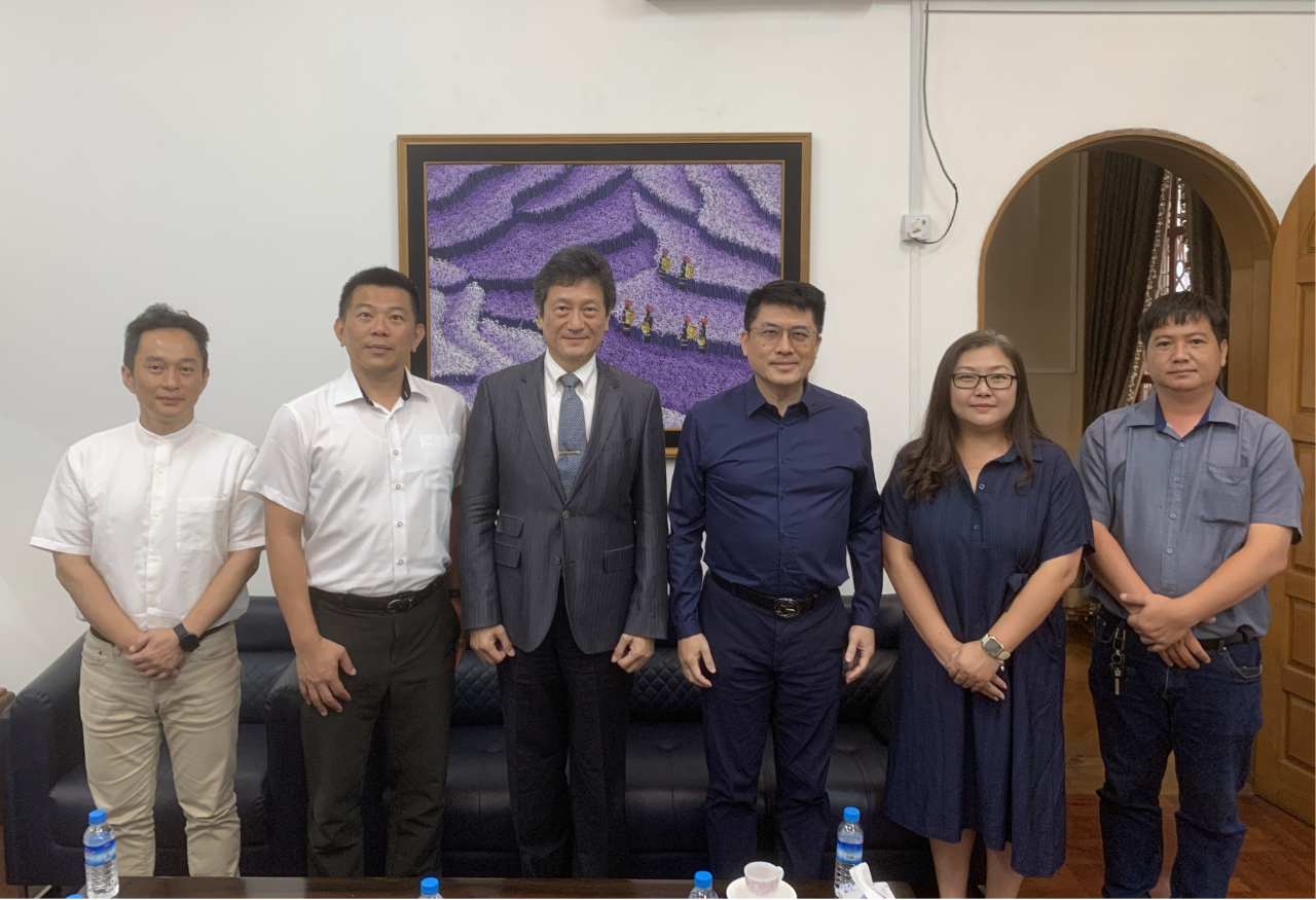 台灣節能減碳業者漾拓國際股份公司鄭加新總經理偕林海威財務長、森林碳匯部莊蕙宇副總經理等，於7月18日拜會駐緬甸代表處周中興大使，就推動減碳植林及在緬營運現況等議題交換意見。
周中興大使(左3)與兆豐銀行林連長行長(右3)、鄭加新總經理(左2)、林海威財務長(左1)、莊蕙宇副總經理(右2)等合影 