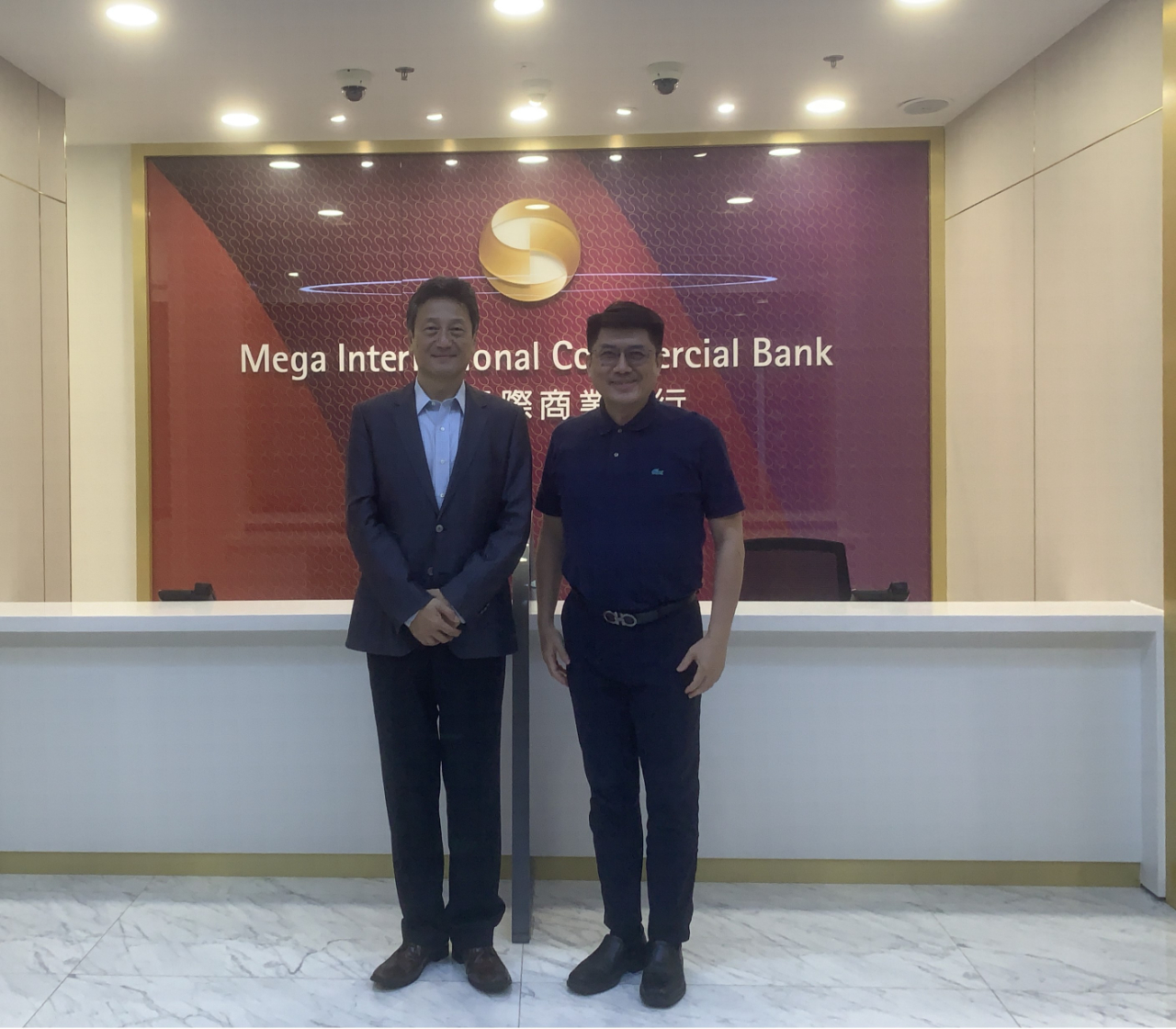 駐緬甸代表處周中興大使偕經濟組陳伯彰組長，於8月29日參訪兆豐國際商銀仰光分行，除參觀該行的工作環境，瞭解營運現況，並與林連長行長及許國城代表會晤，就近期緬甸重要金融議題交換意見。