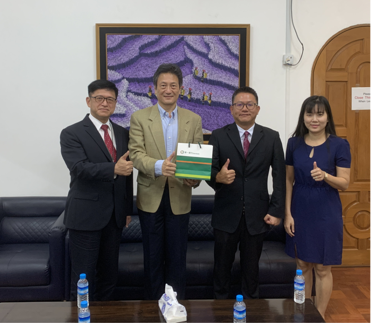 第一銀行仰光代表辦事處陳榮澤首席代表與新接任的陳師群首席代表，於10月2日拜會駐緬甸代表處周中興大使，就緬甸政經情勢以及在緬營運現況等議題交換意見。