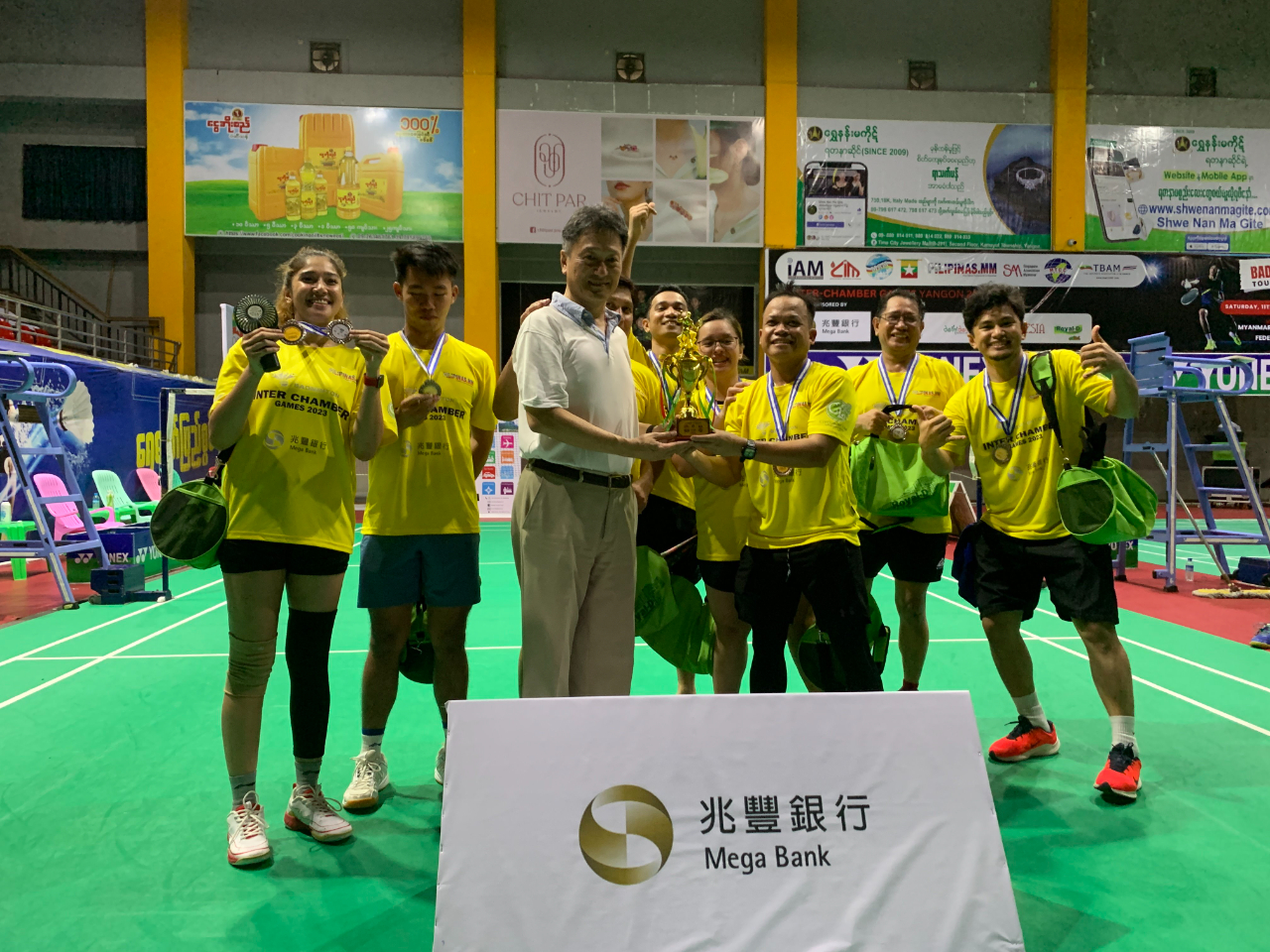 駐在緬甸的台灣、印度、印尼、馬來西亞、緬甸、菲律賓、新加坡、泰國等8大商會於11月11日(星期六)聯合舉辦首屆「2023羽球友誼賽(Inter-Chamber Games Yangon 2023)」，活動由我兆豐商銀和知名外商公司共同贊助，並特別邀請駐緬甸代表處周中興大使擔任頒獎嘉賓。